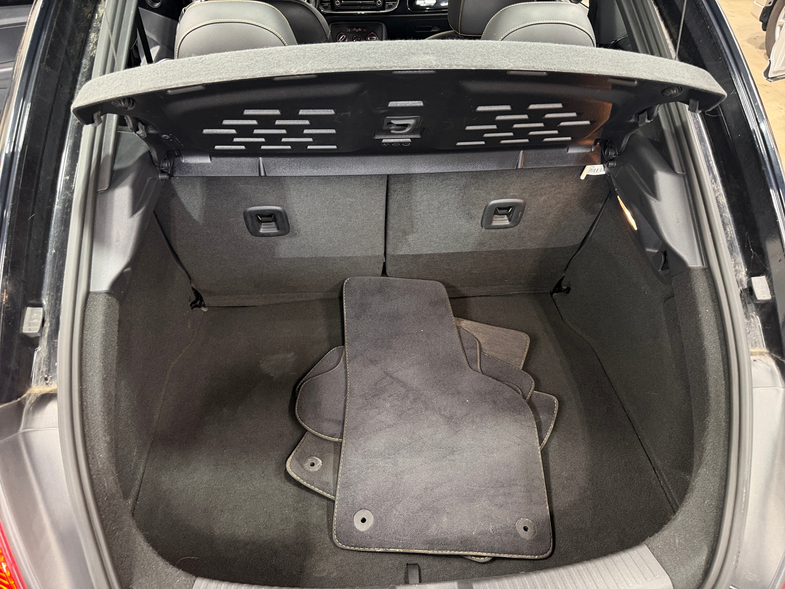 Thumbnail: 2016 Volkswagen Beetle - 7