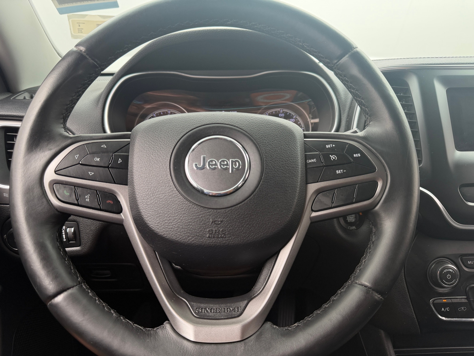 Thumbnail: 2019 Jeep Cherokee - 5