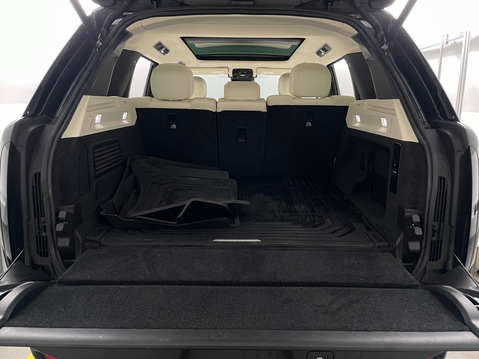 Thumbnail: 2023 Land Rover Range Rover - 6
