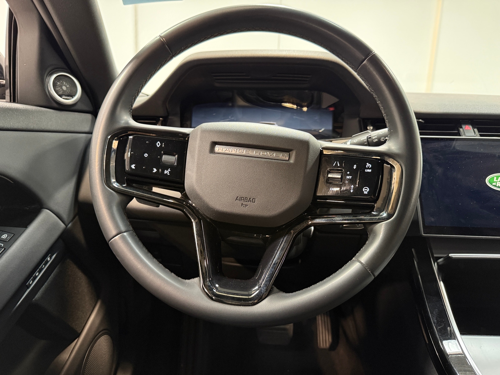 Thumbnail: 2024 Land Rover Range Rover Evoque - 5