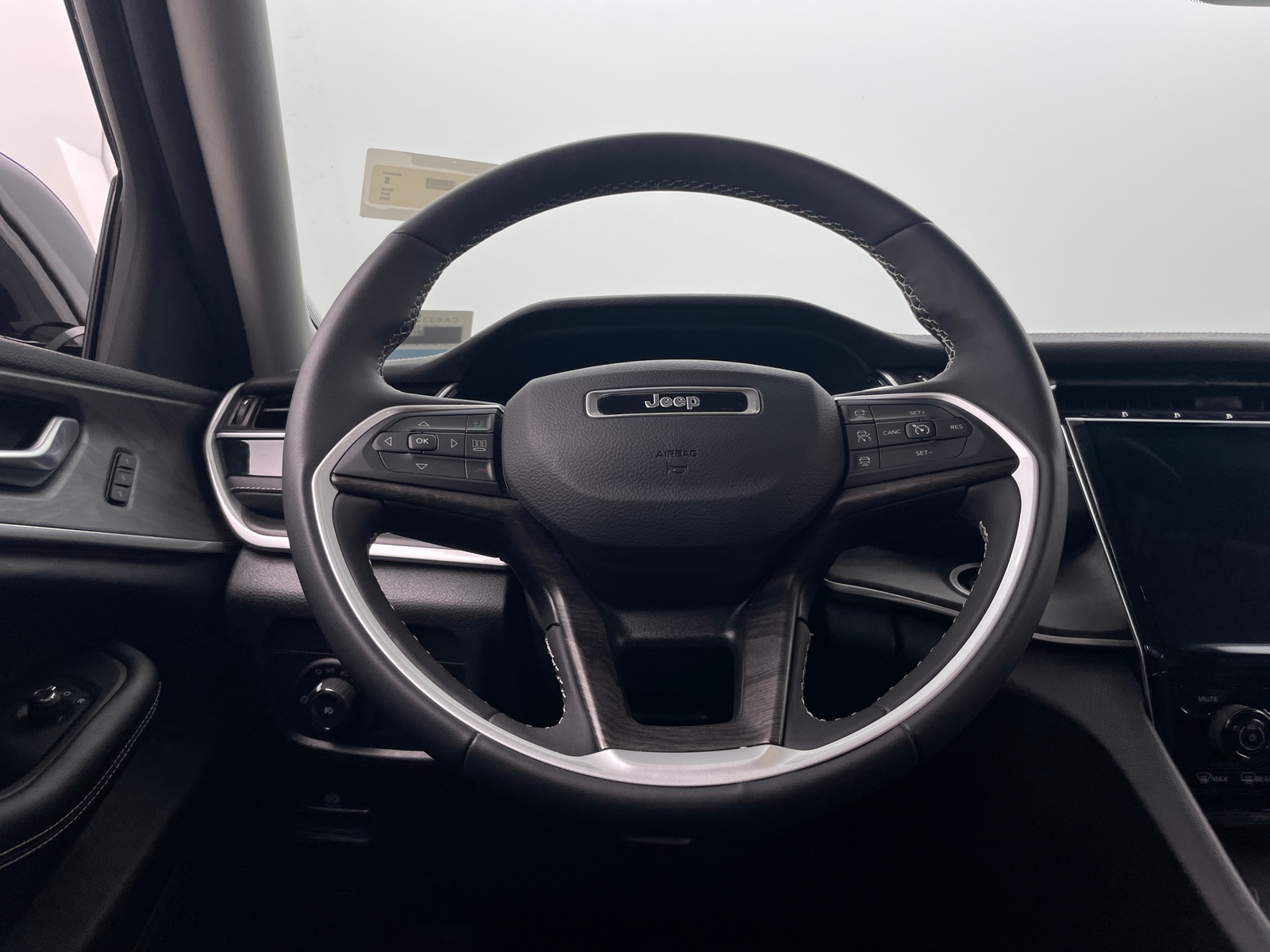 Thumbnail: 2023 Jeep Grand Cherokee L - 4