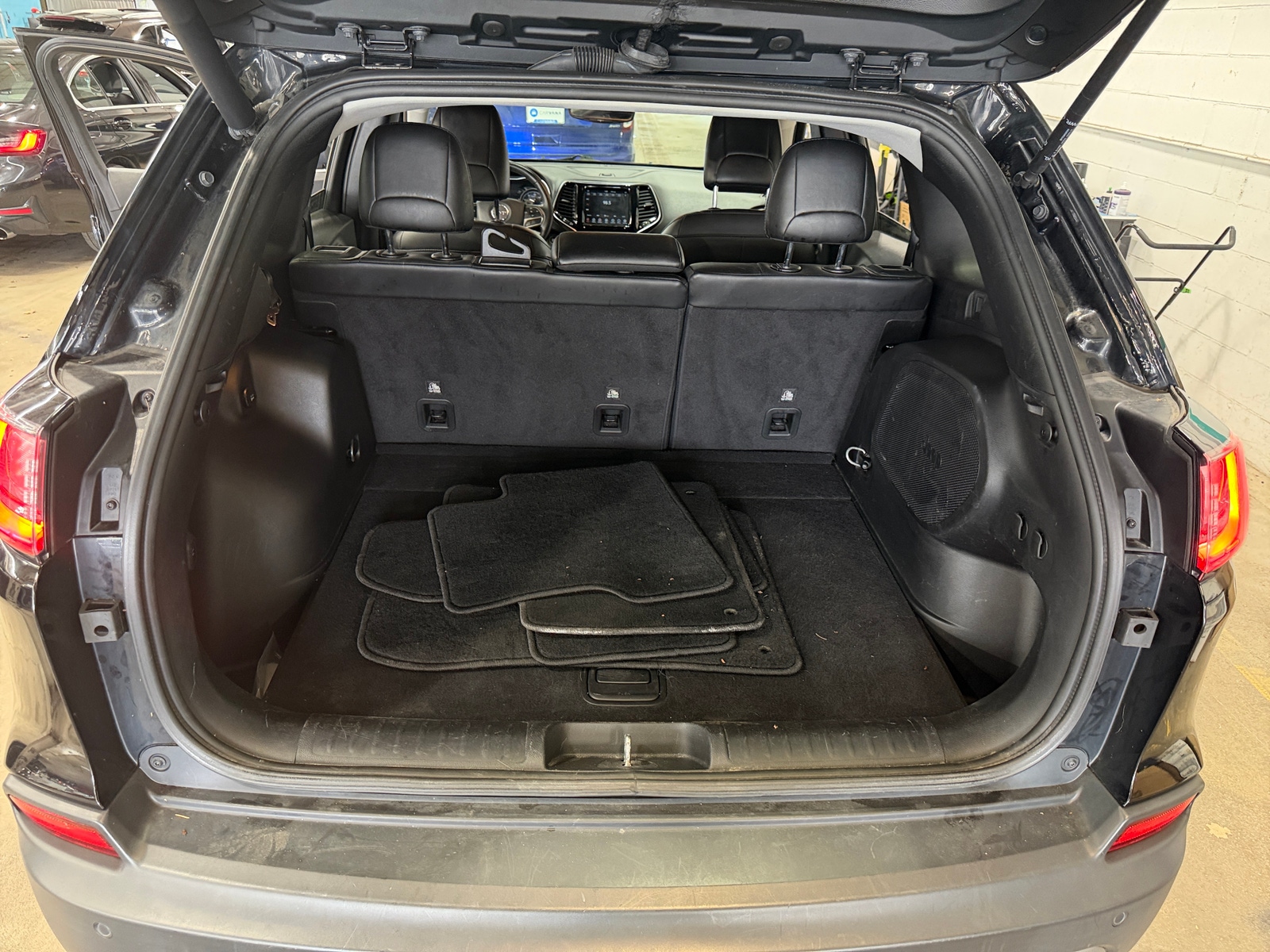 Thumbnail: 2019 Jeep Cherokee - 6
