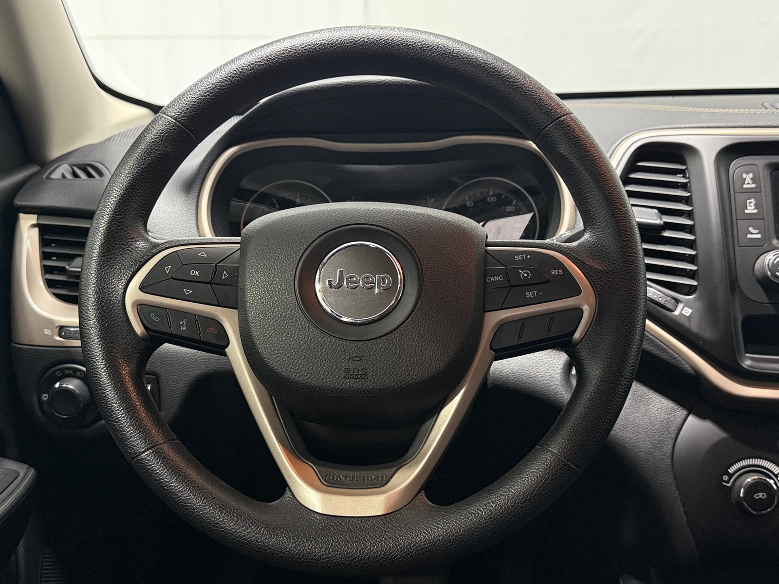 Thumbnail: 2016 Jeep Cherokee - 5