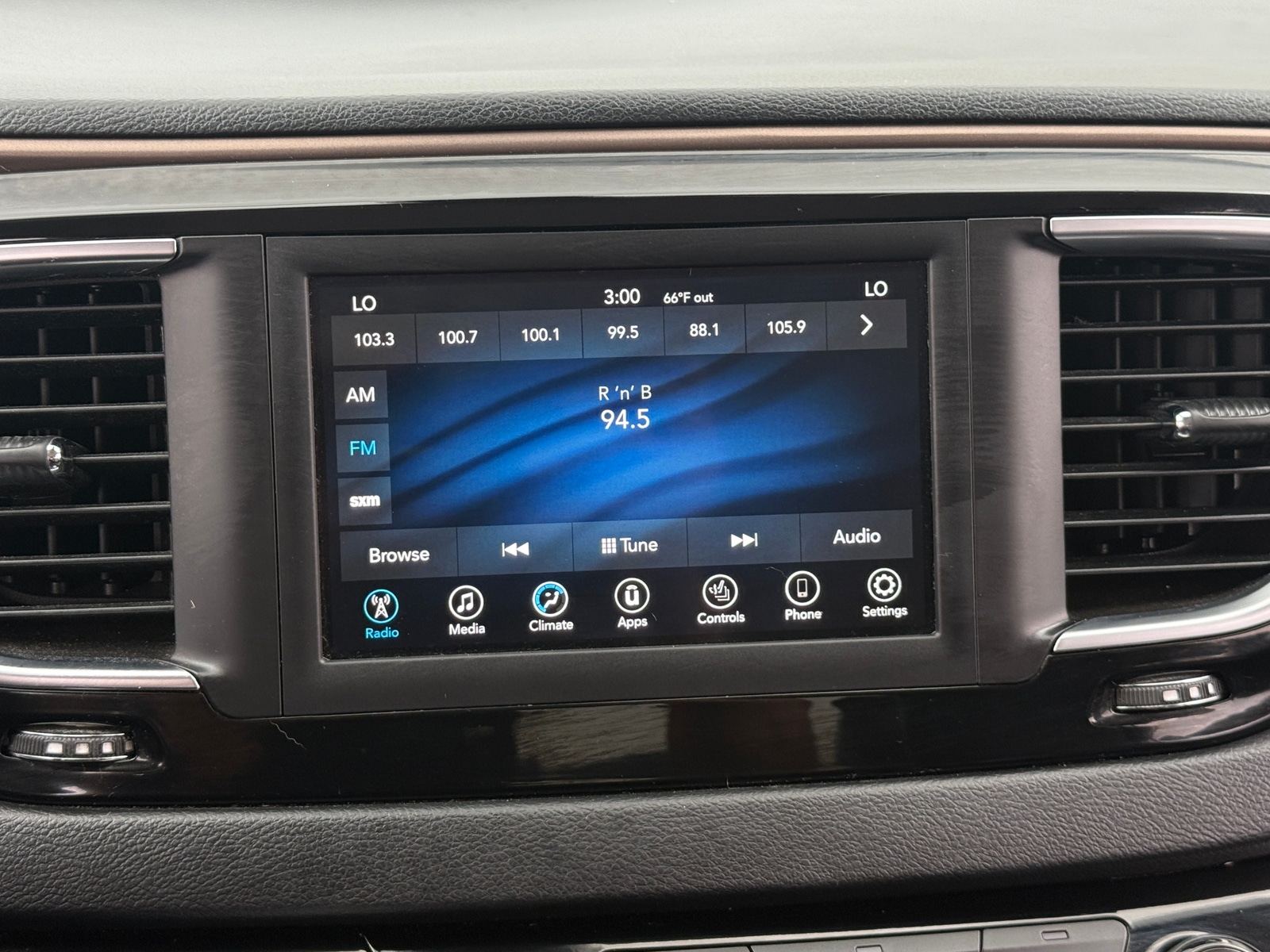 Thumbnail: 2018 Chrysler Pacifica - 3