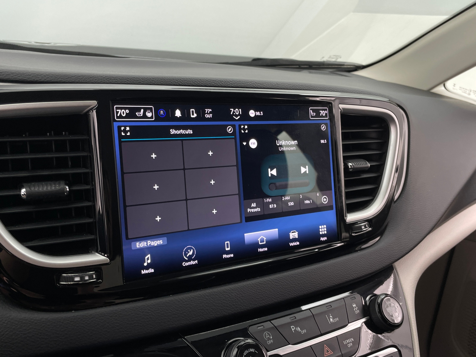 Thumbnail: 2024 Chrysler Pacifica - 3