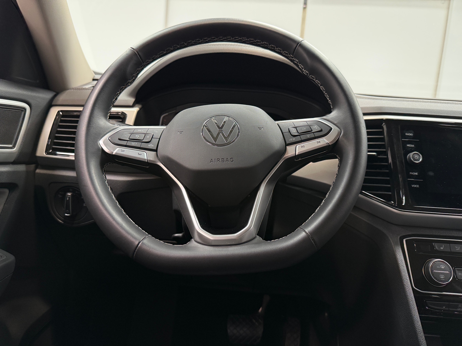 Thumbnail: 2023 Volkswagen Atlas - 4