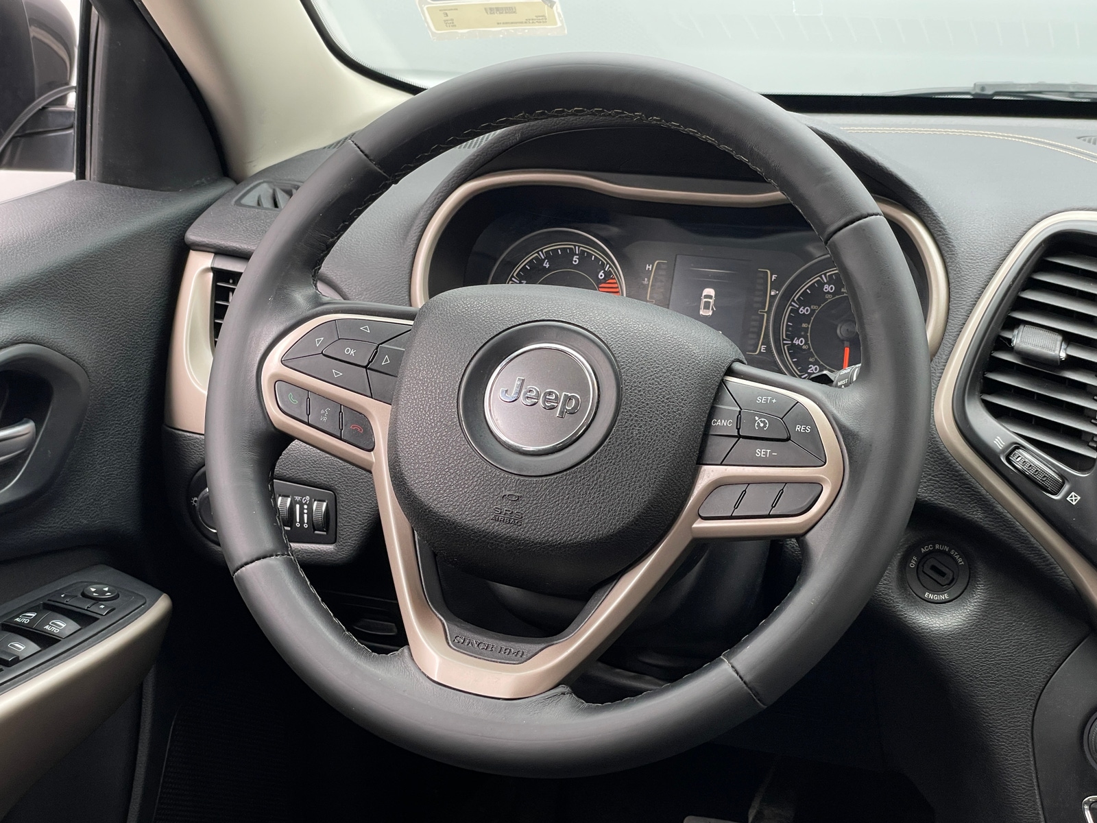 Thumbnail: 2017 Jeep Cherokee - 5