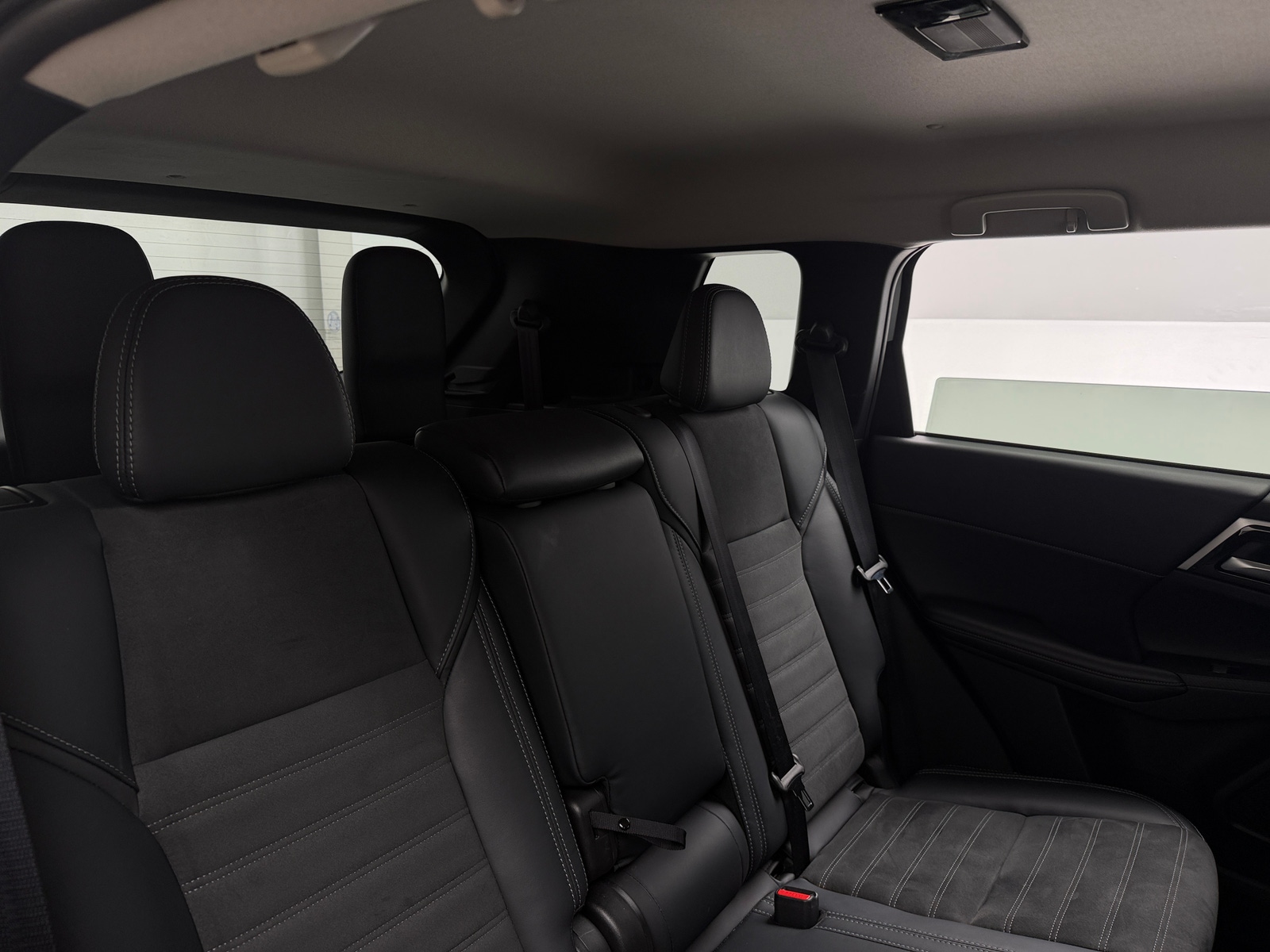 Thumbnail: 2025 Mitsubishi Outlander - 6