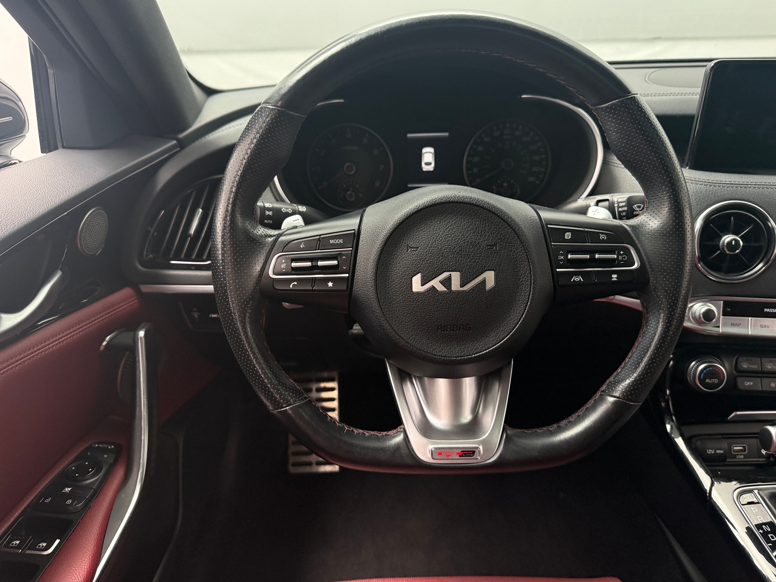 Thumbnail: 2022 Kia Stinger - 4