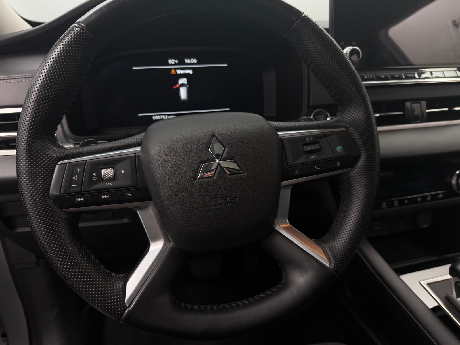Thumbnail: 2024 Mitsubishi Outlander - 4