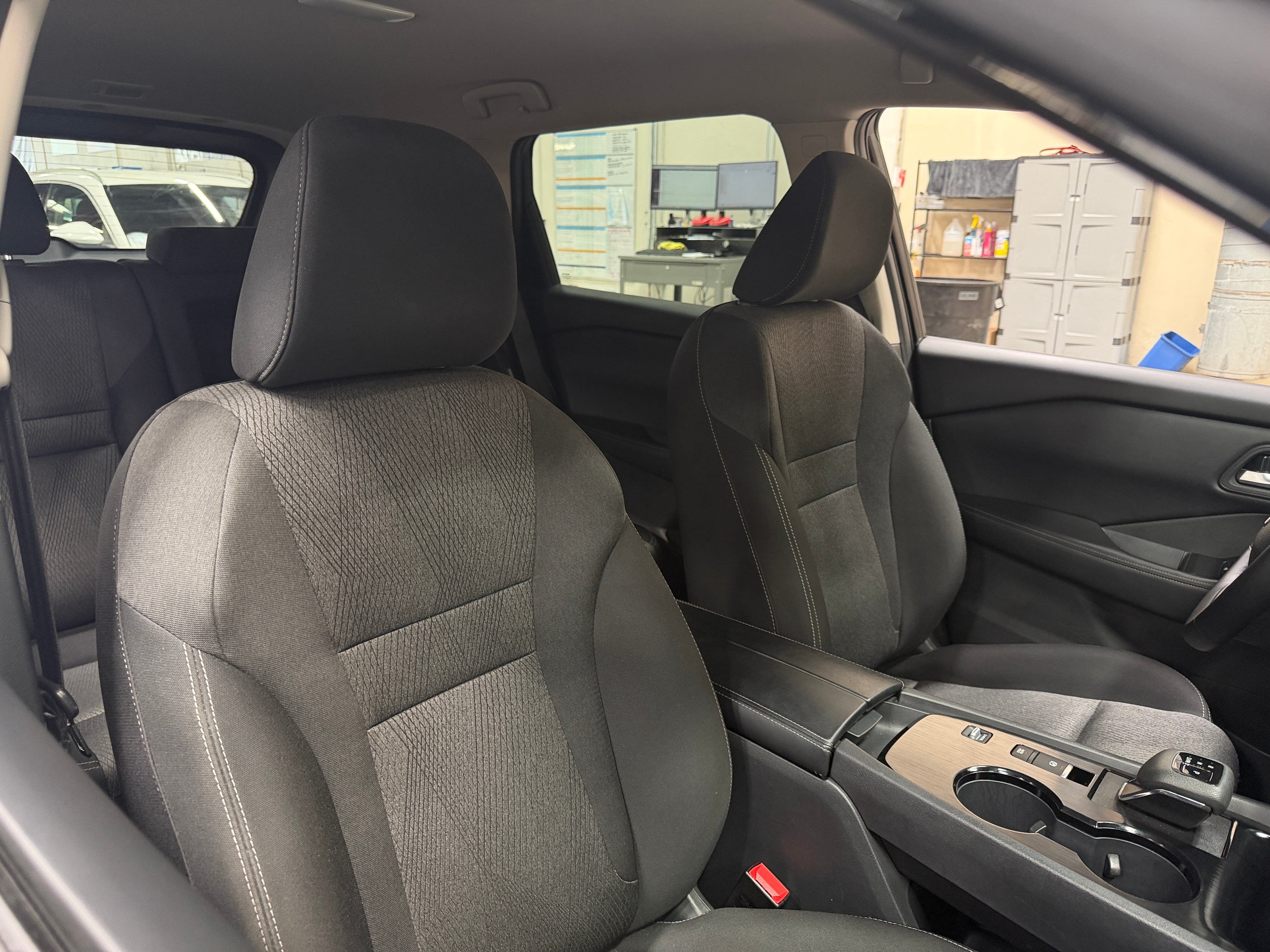 2025 Nissan Rogue SV - Photo 4