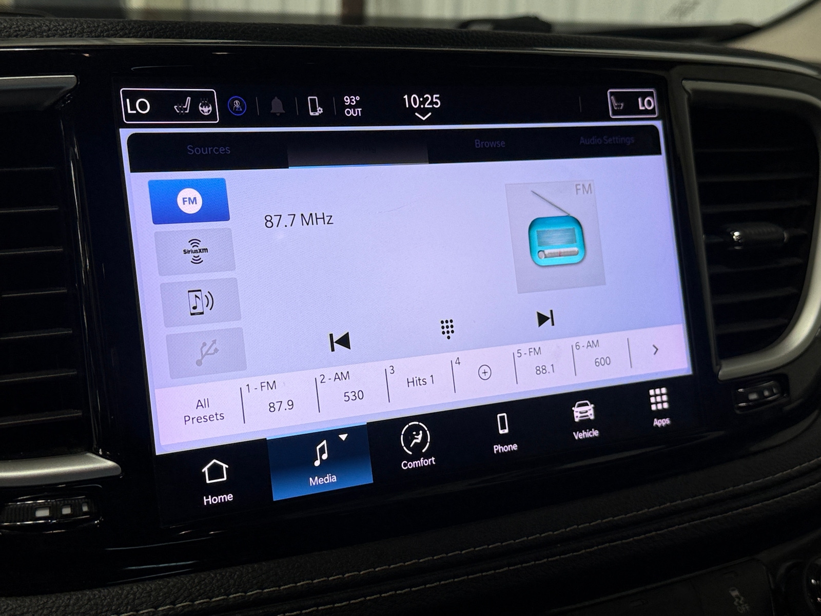 Thumbnail: 2023 Chrysler Pacifica - 3