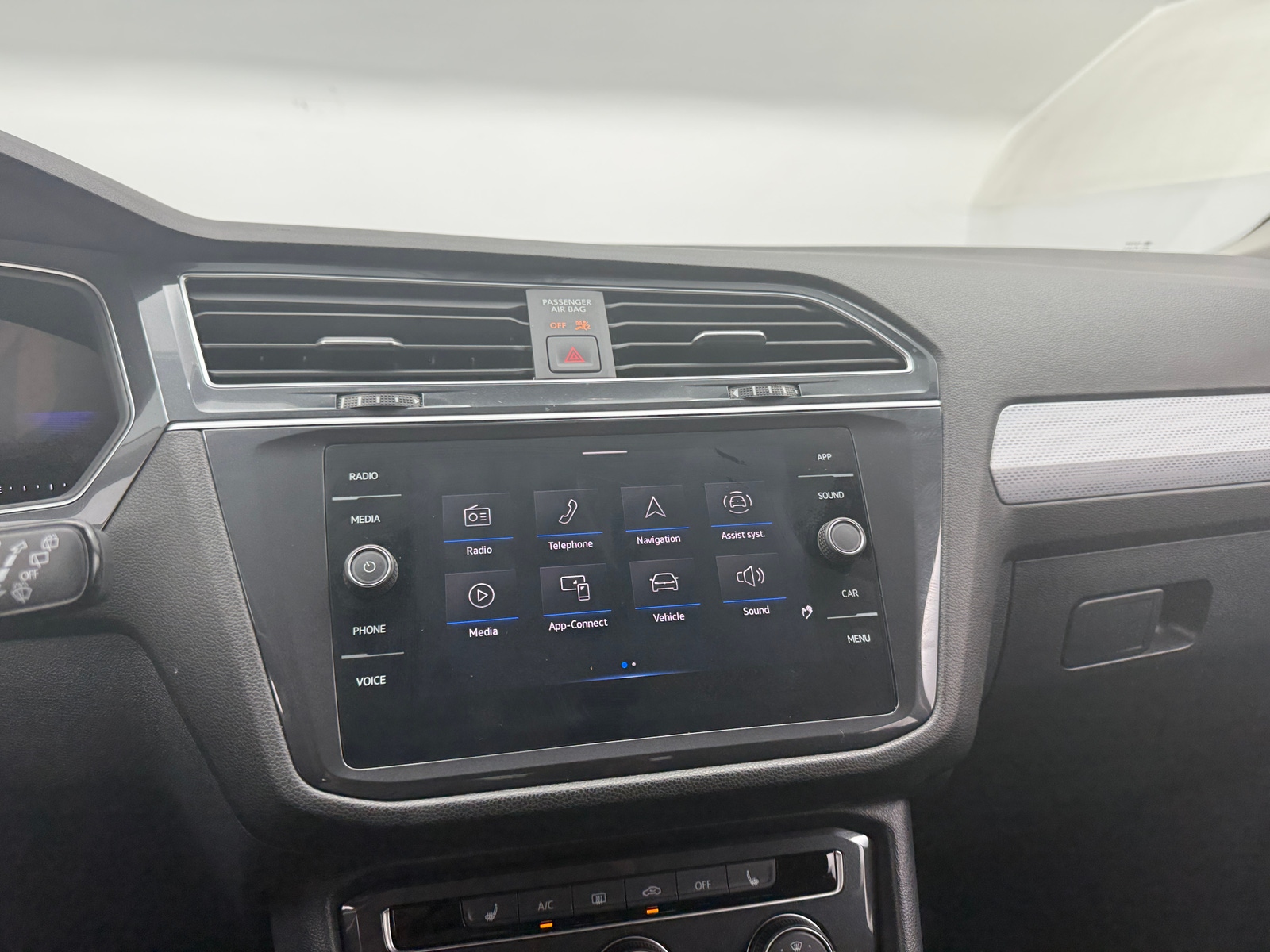 Thumbnail: 2024 Volkswagen Tiguan - 4