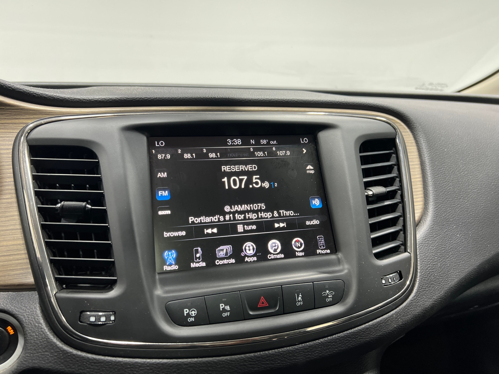 Thumbnail: 2015 Chrysler 200 - 3