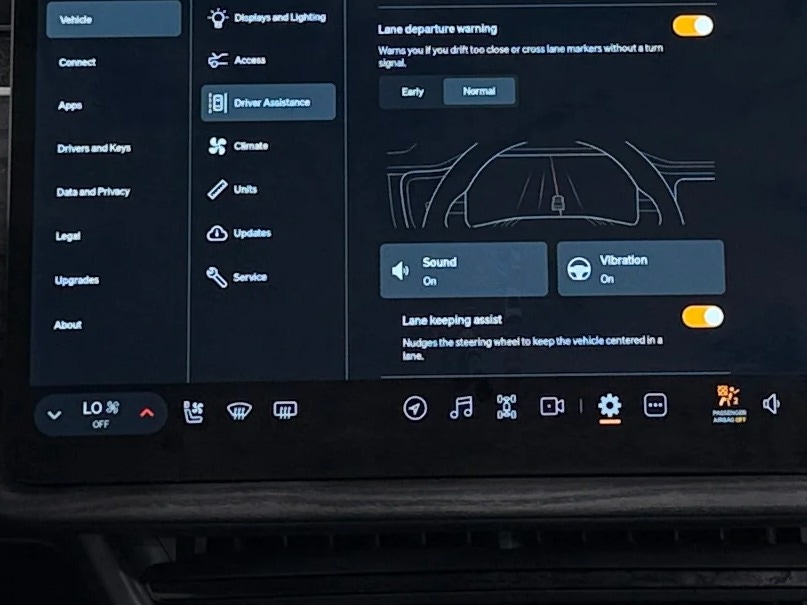 Thumbnail: 2023 Rivian R1S - 3