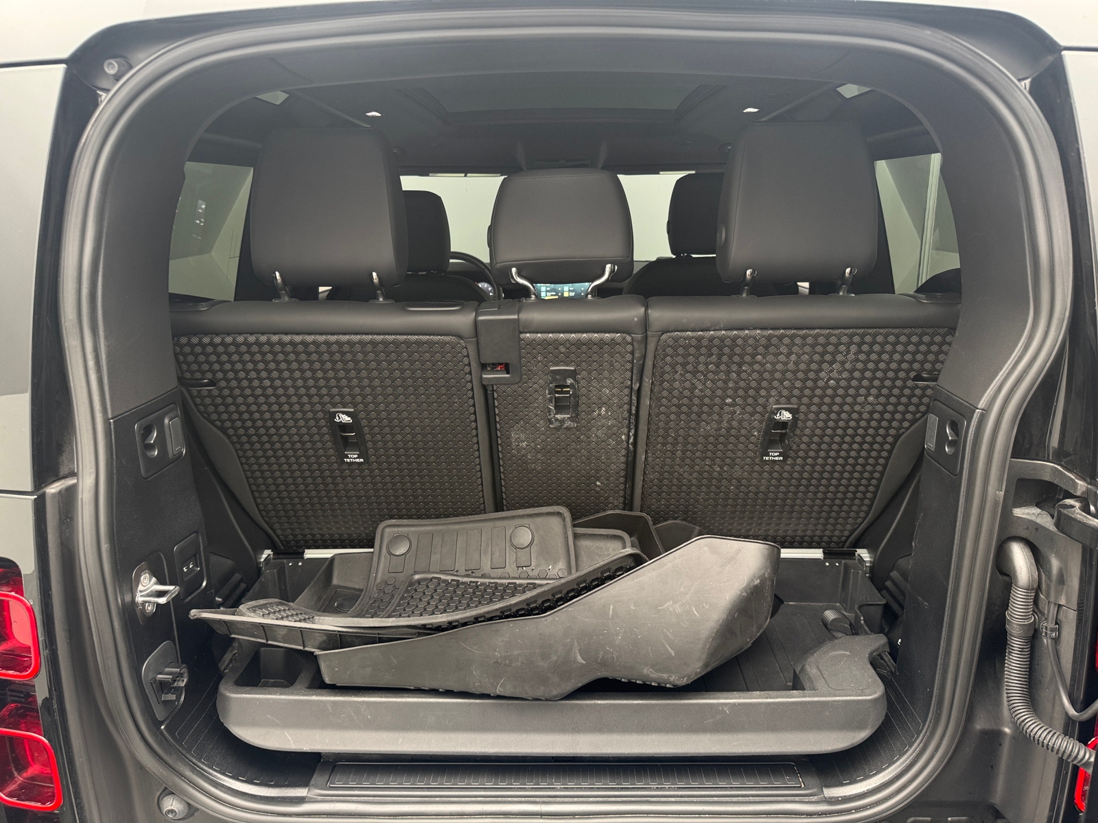Thumbnail: 2025 Land Rover Defender - 6