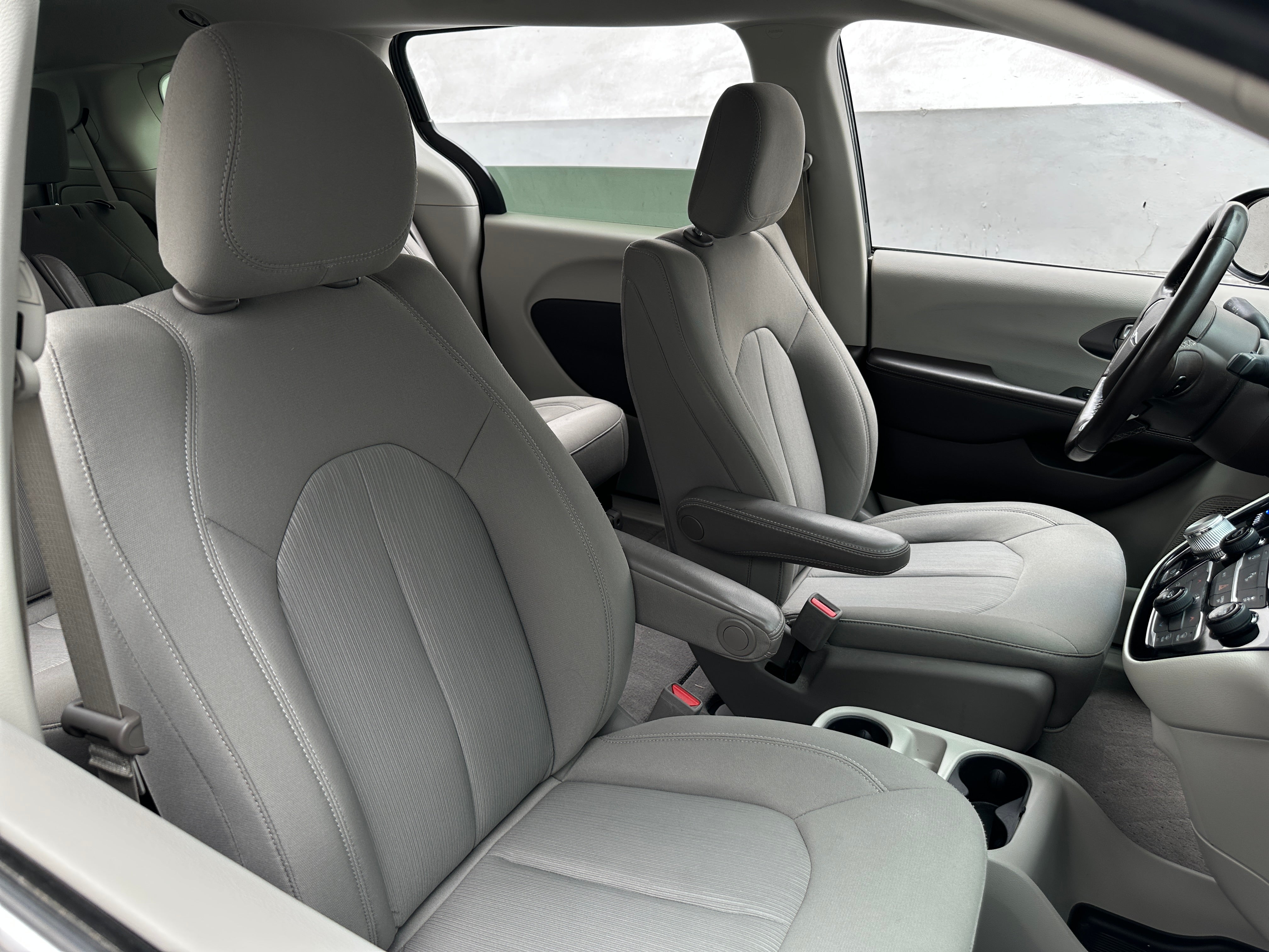 2020 Chrysler Voyager LX