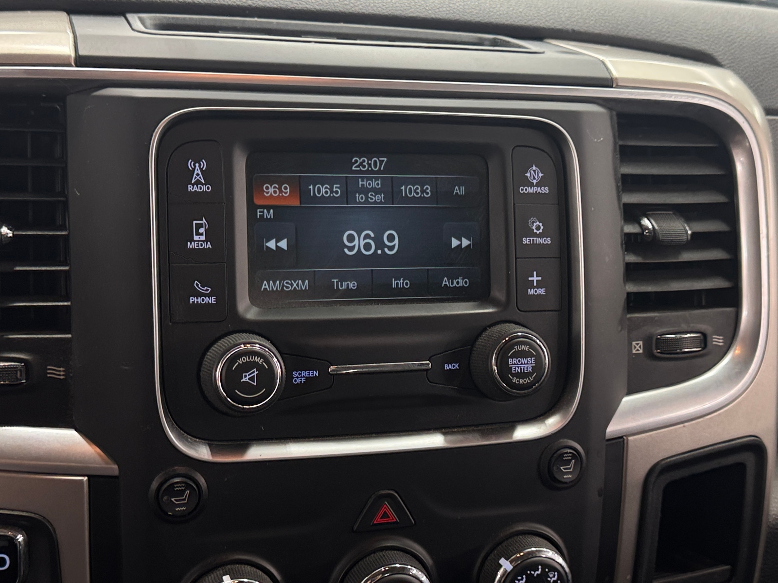 Thumbnail: 2019 RAM 1500 Classic - 4