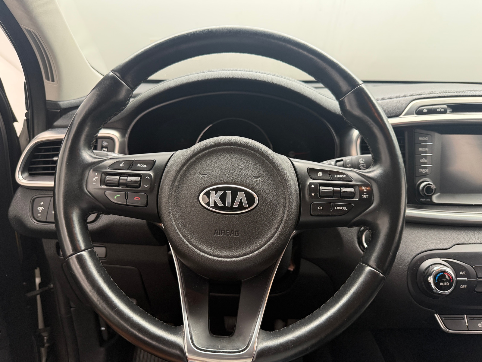 Thumbnail: 2017 Kia Sorento - 4