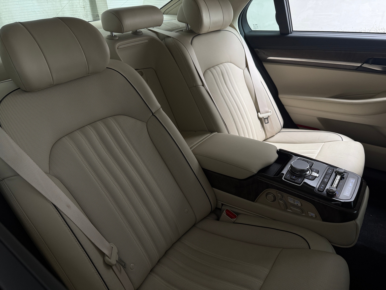 Thumbnail: 2019 Genesis G90 - 5