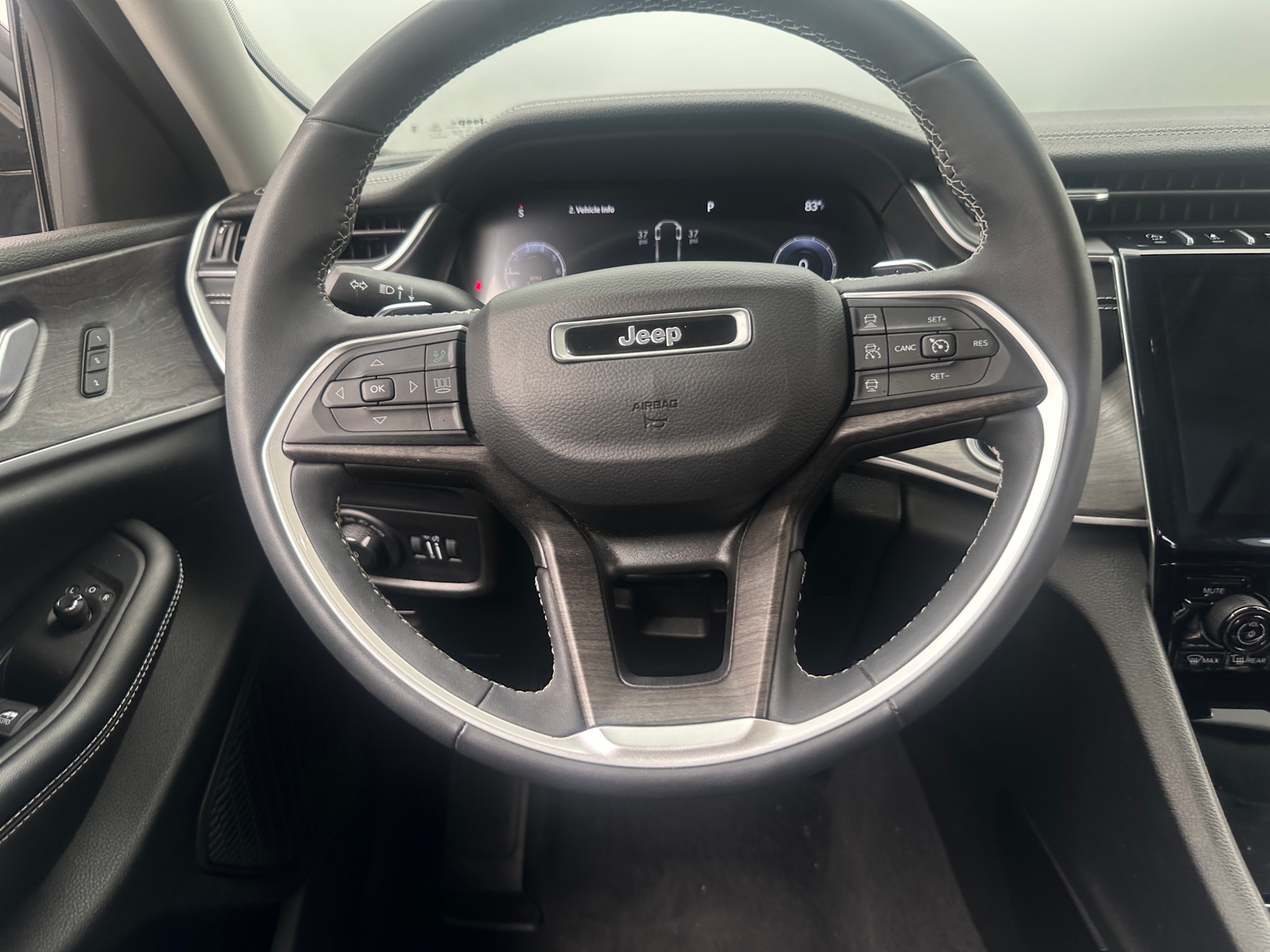 Thumbnail: 2023 Jeep Grand Cherokee L - 4