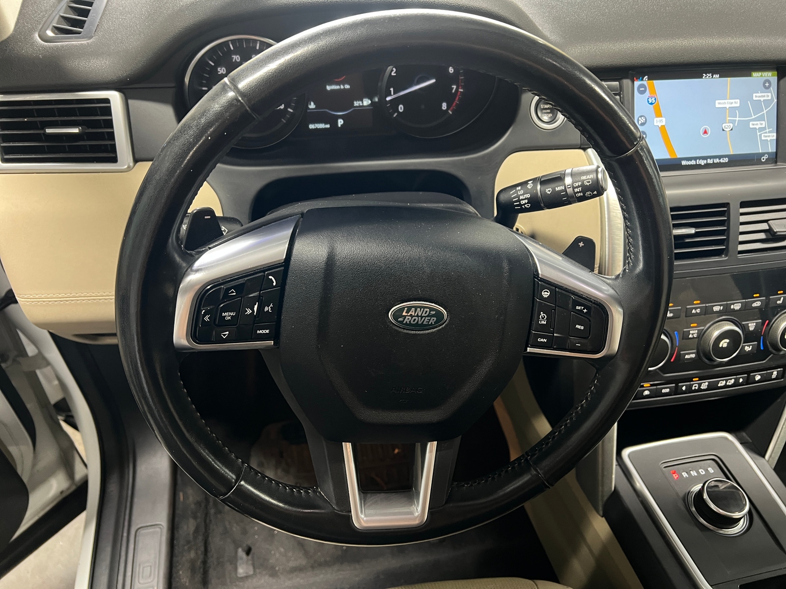 Thumbnail: 2017 Land Rover Discovery Sport - 4