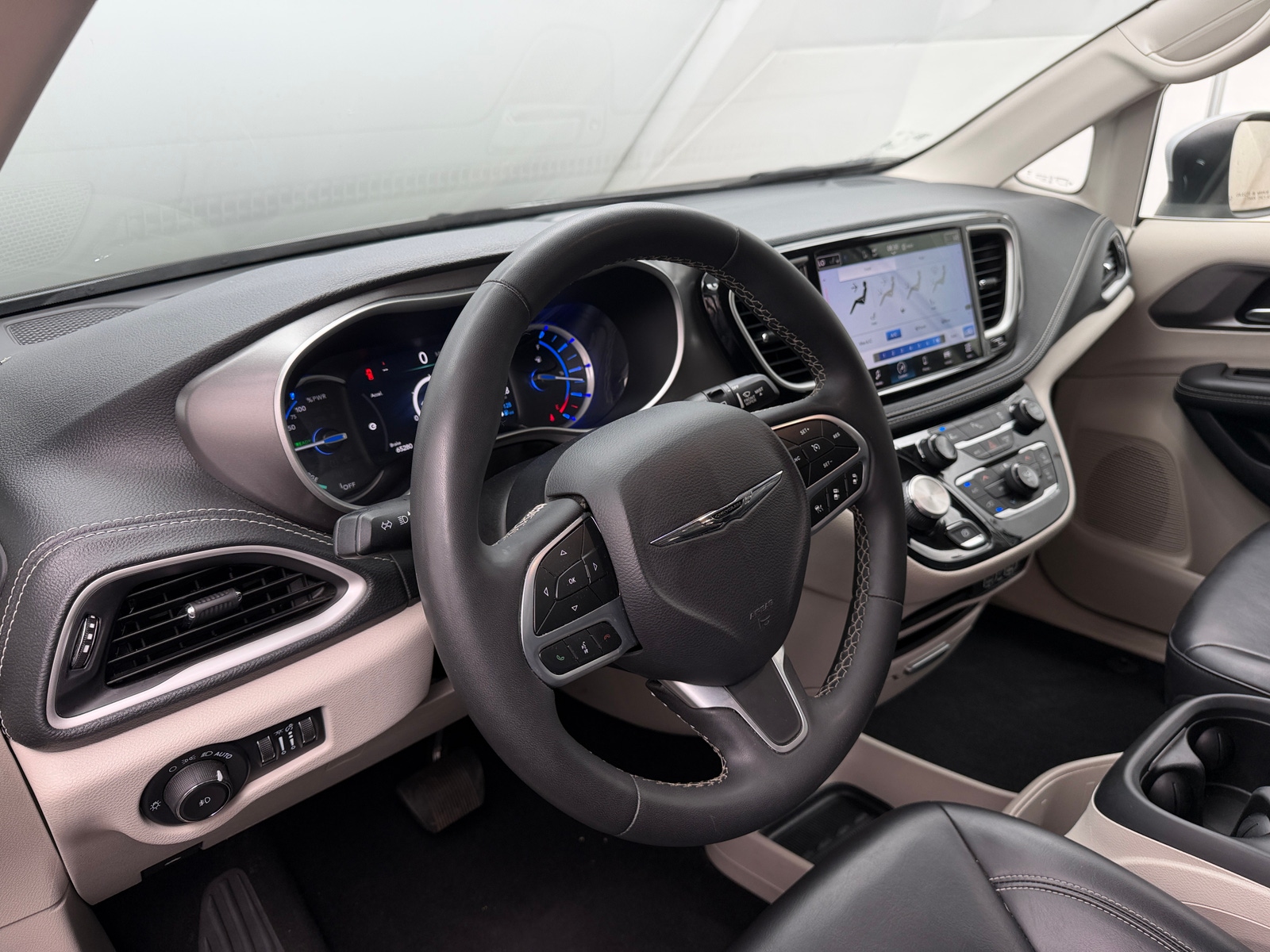 Thumbnail: 2023 Chrysler Pacifica - 4