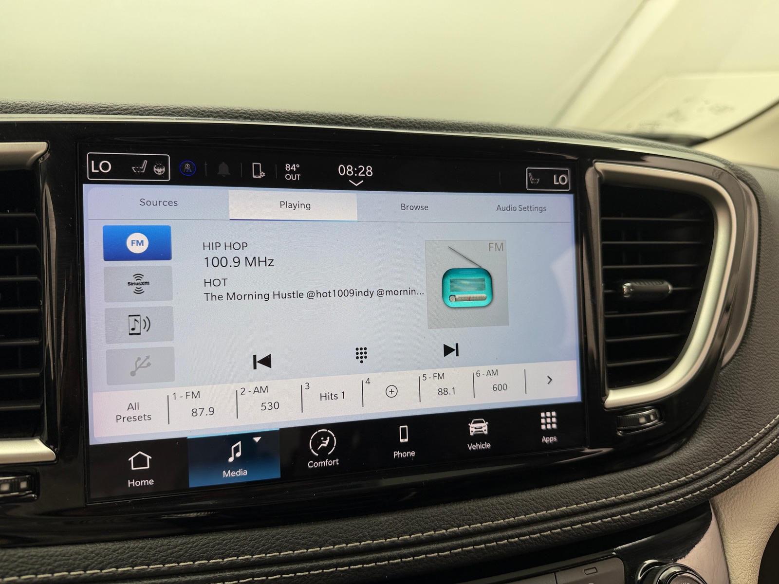 Thumbnail: 2023 Chrysler Pacifica - 3