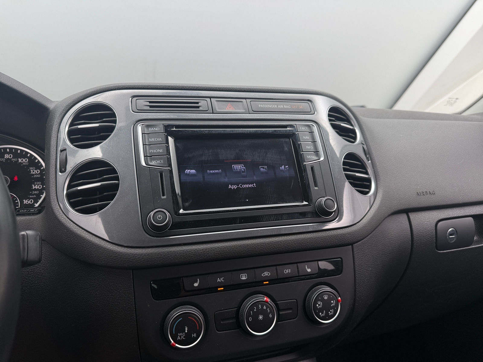 Thumbnail: 2016 Volkswagen Tiguan - 4