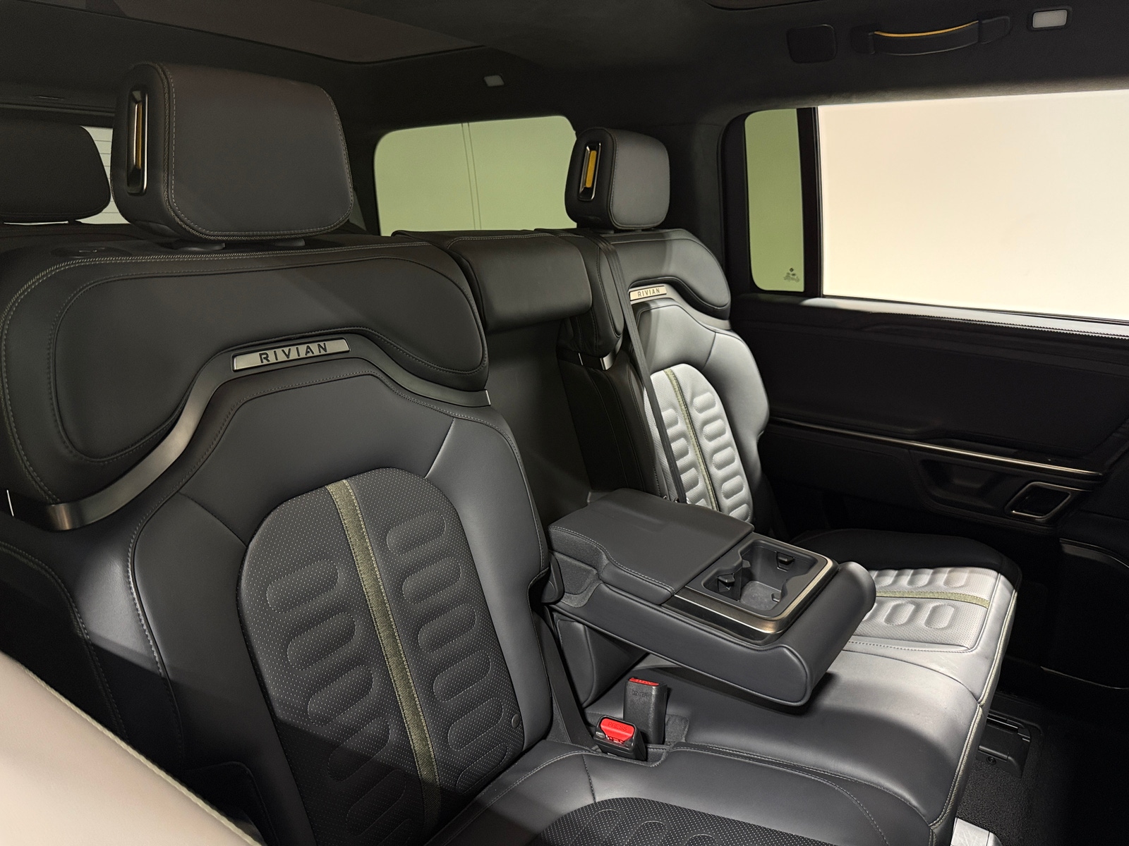 Thumbnail: 2024 Rivian R1S - 5