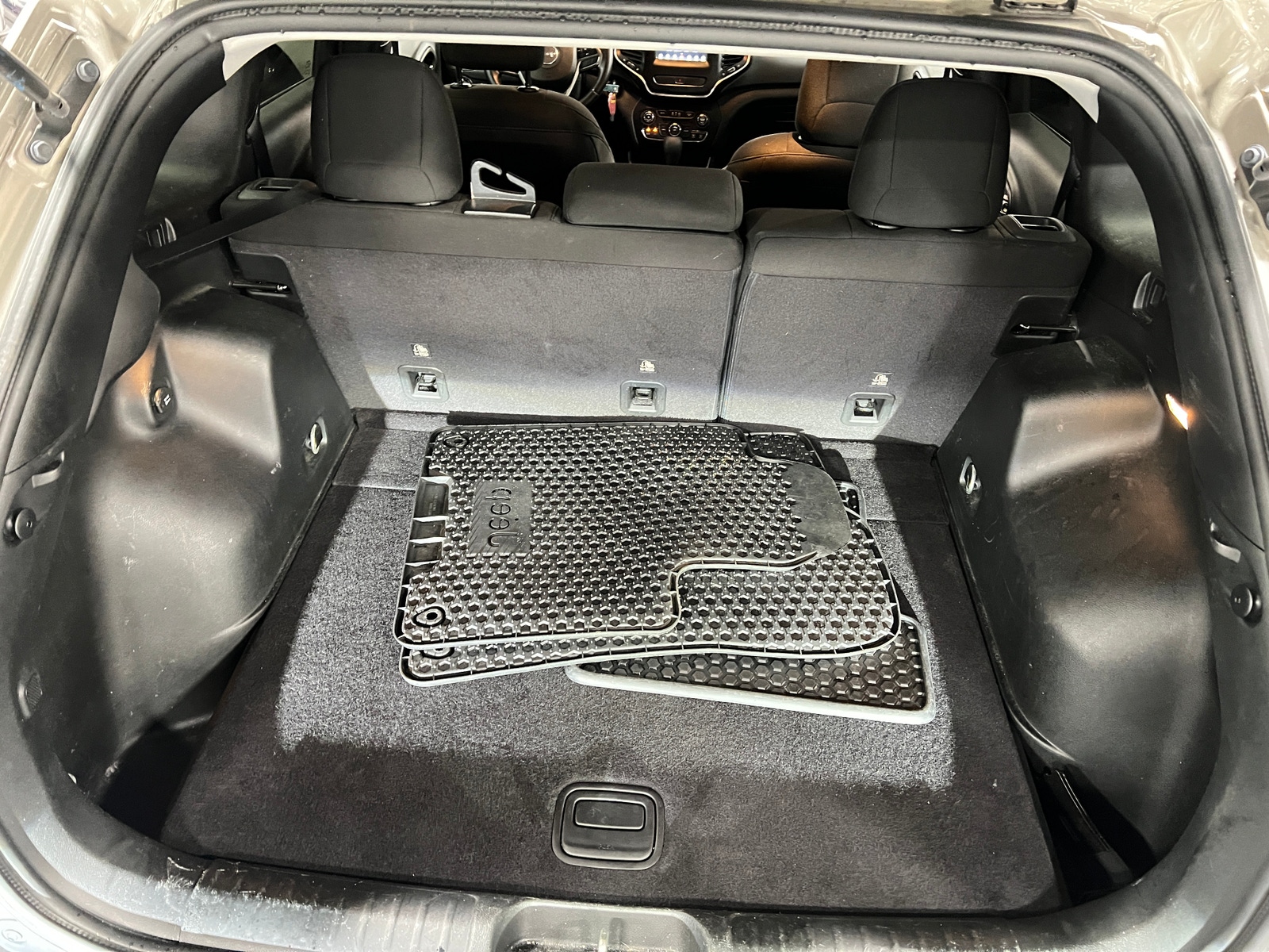 Thumbnail: 2019 Jeep Cherokee - 7