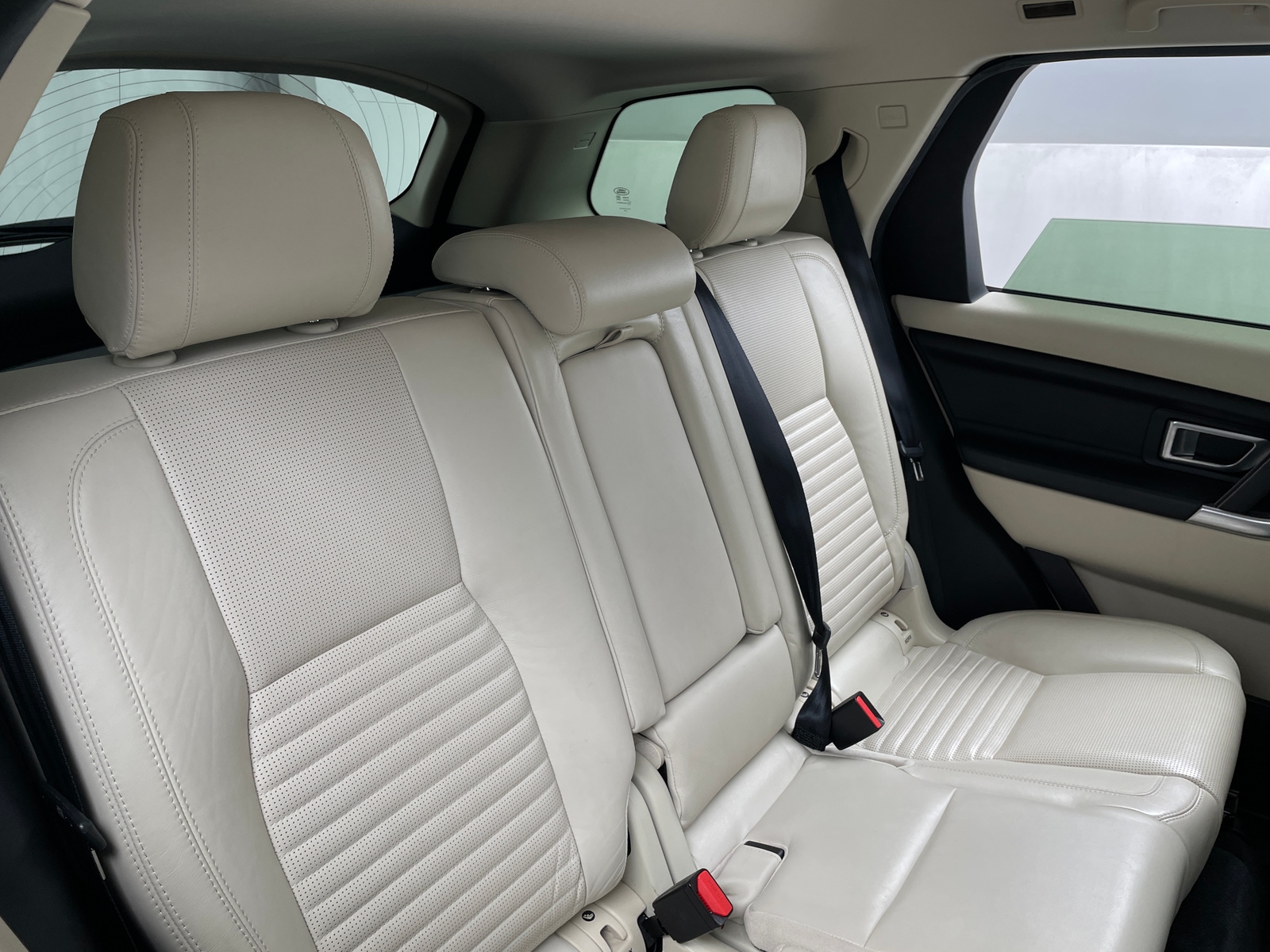Thumbnail: 2016 Land Rover Discovery Sport - 6