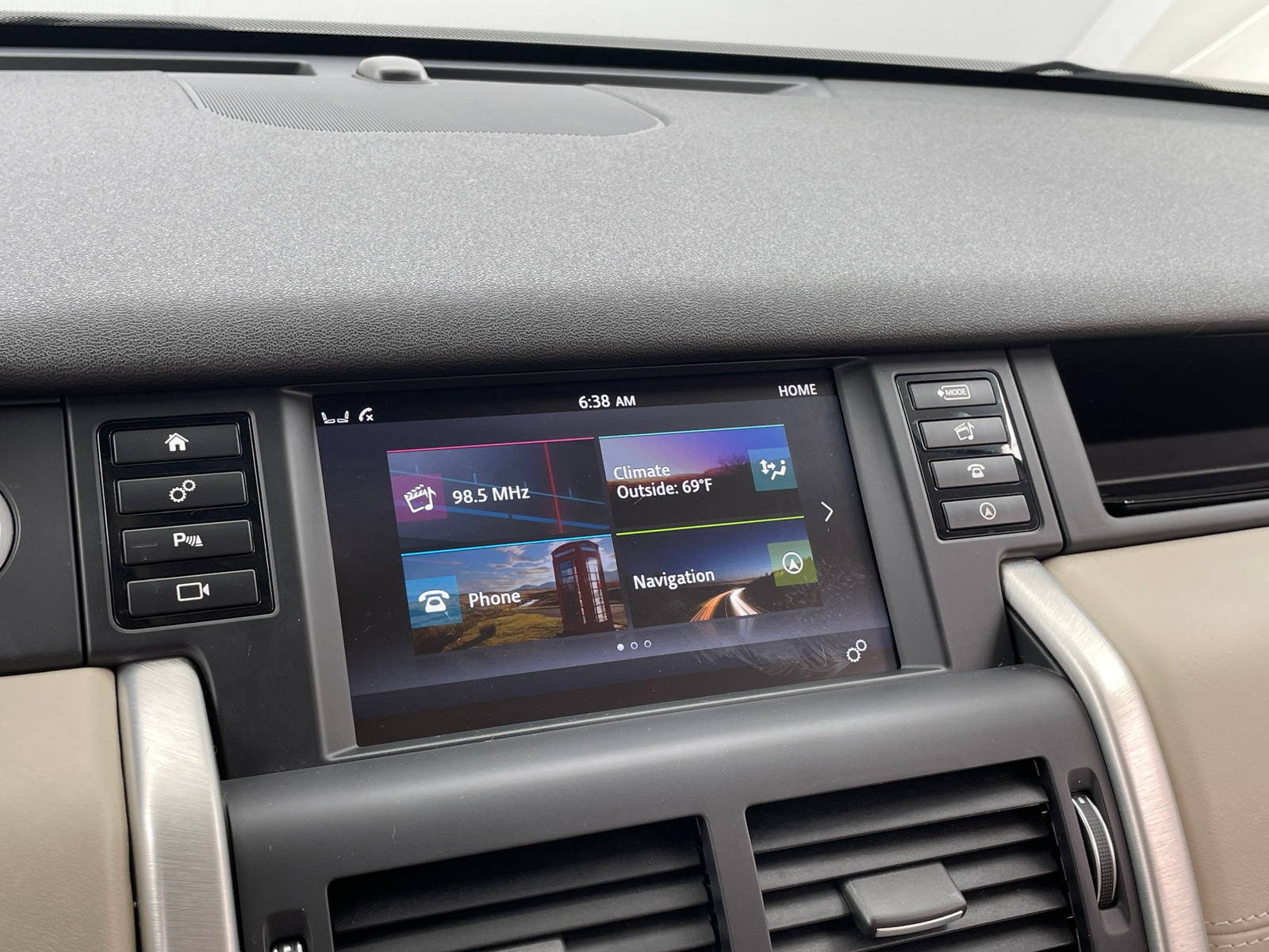 Thumbnail: 2016 Land Rover Discovery Sport - 4