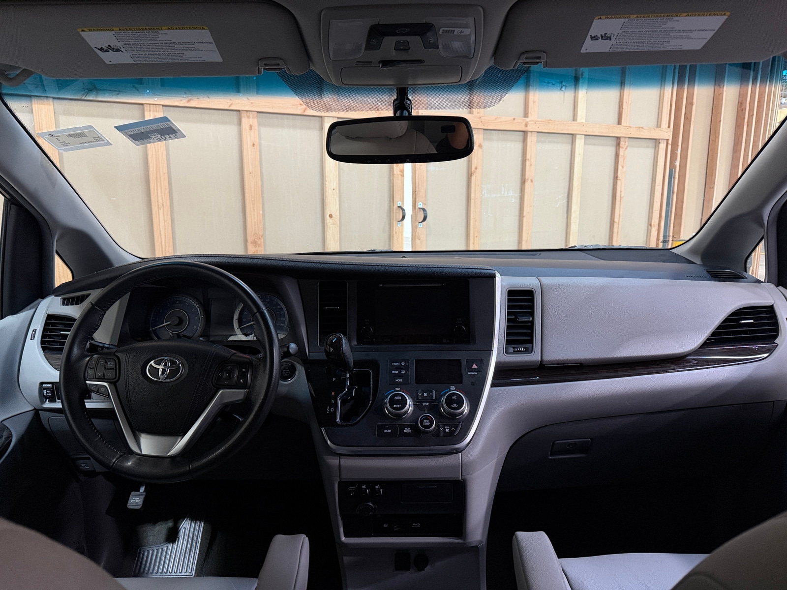 Thumbnail: 2017 Toyota Sienna - 2