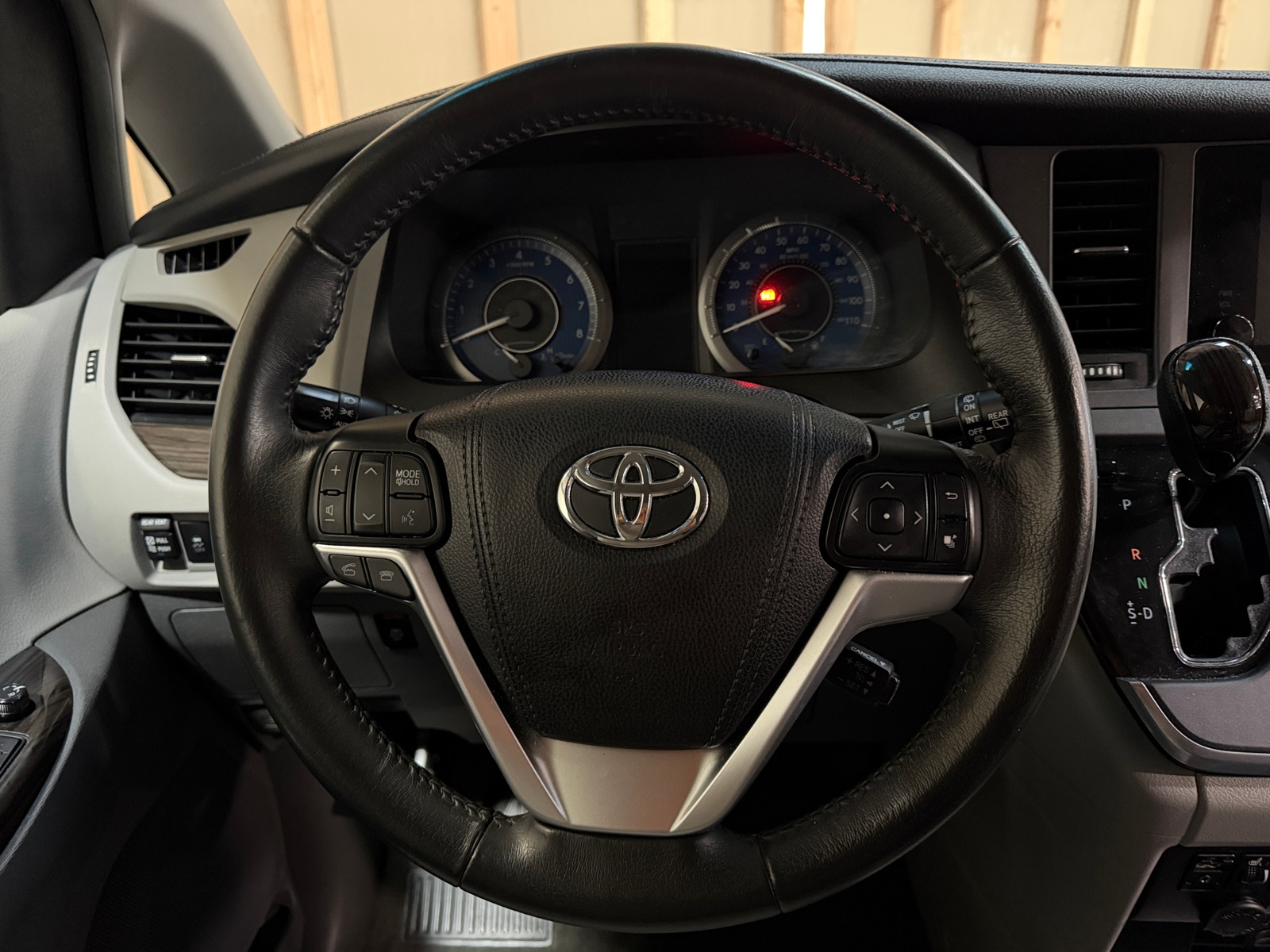 Thumbnail: 2017 Toyota Sienna - 4