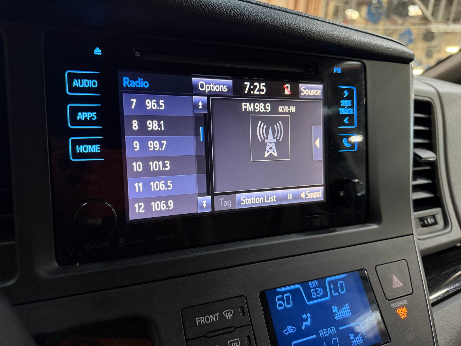 Thumbnail: 2017 Toyota Sienna - 3