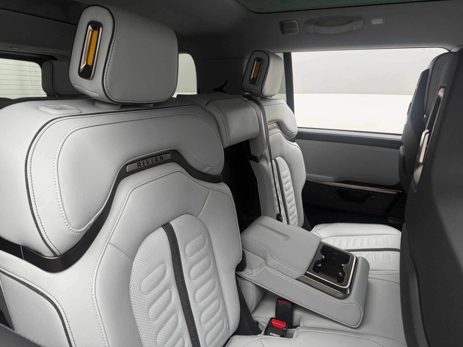 Thumbnail: 2026 Rivian R1S - 5