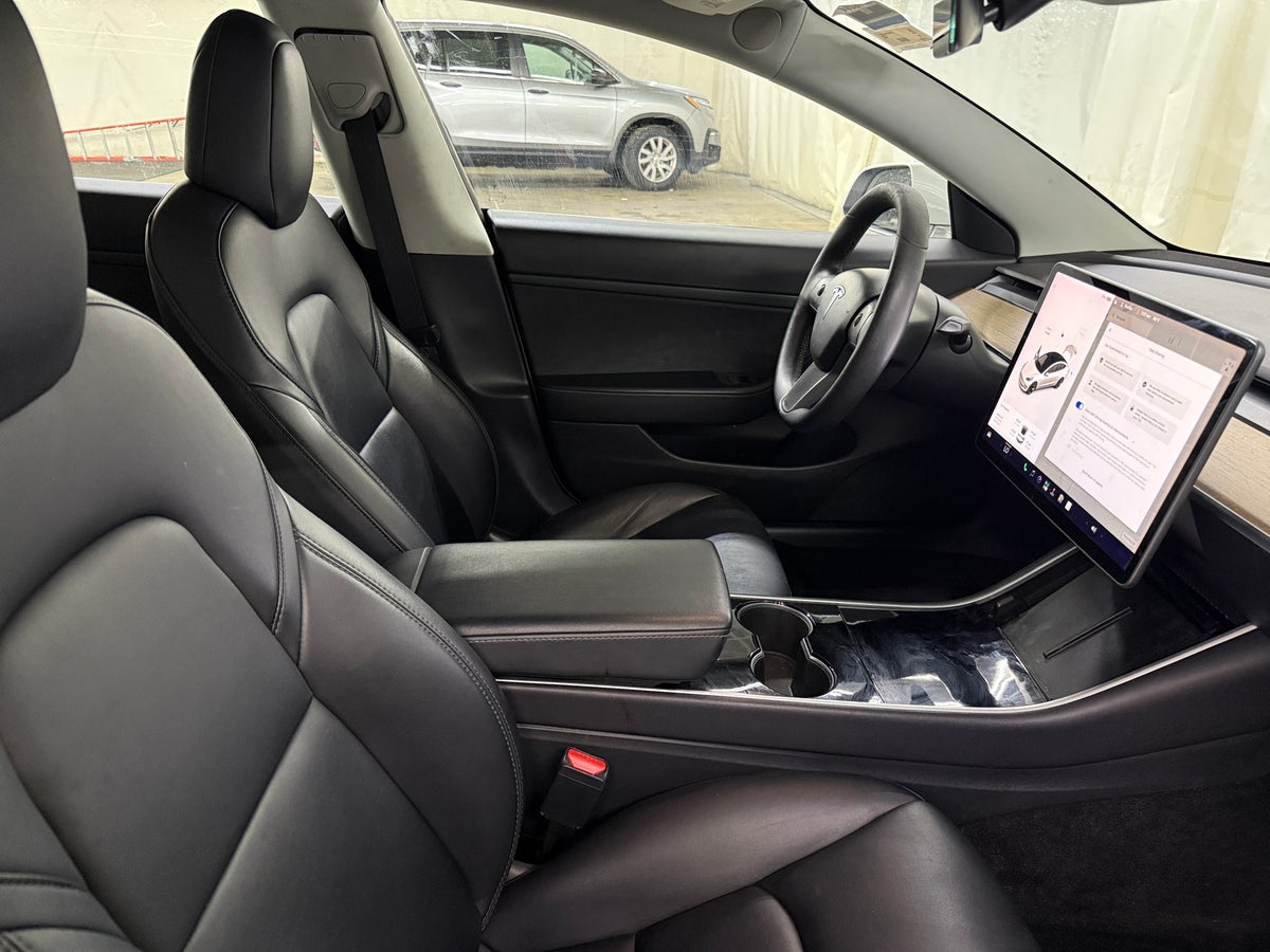 2020 Tesla Model 3 Standard Range in Pearl White — photo 2