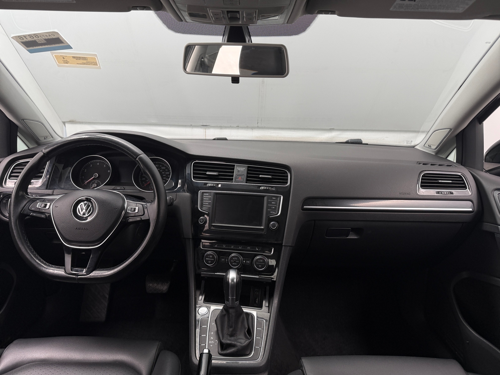 Thumbnail: 2017 Volkswagen e-Golf - 3