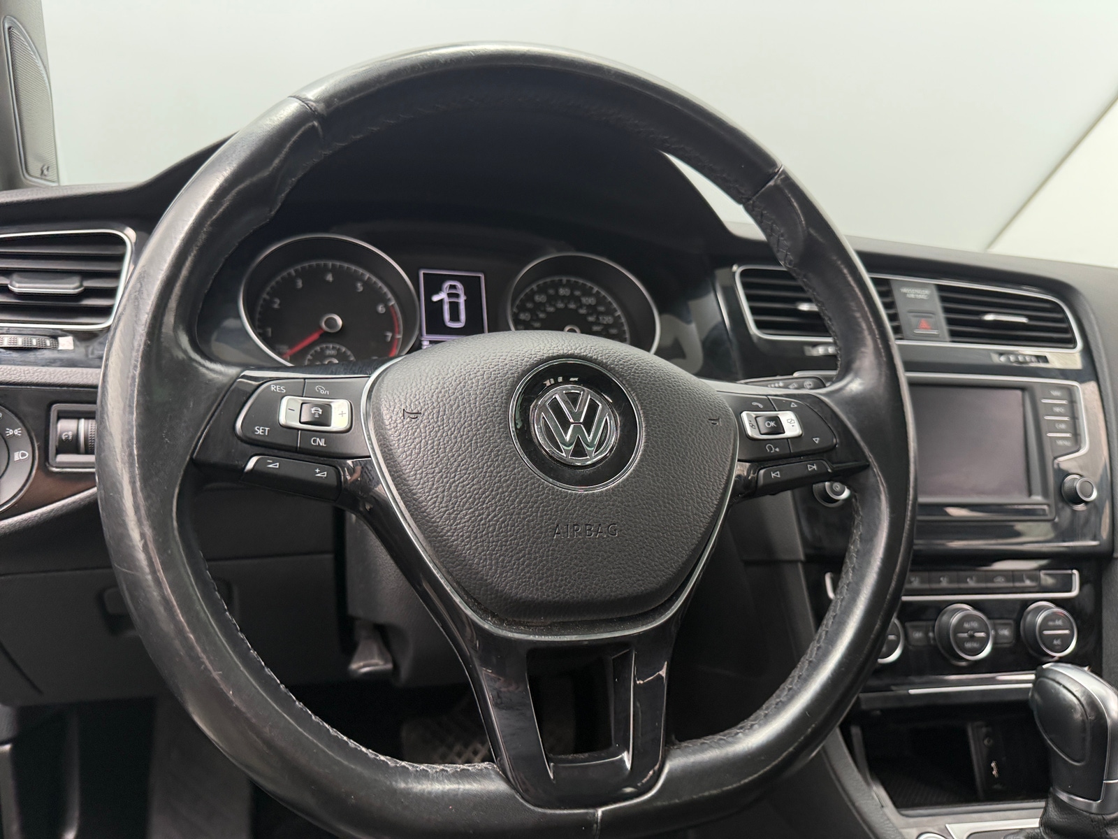 Thumbnail: 2017 Volkswagen e-Golf - 5
