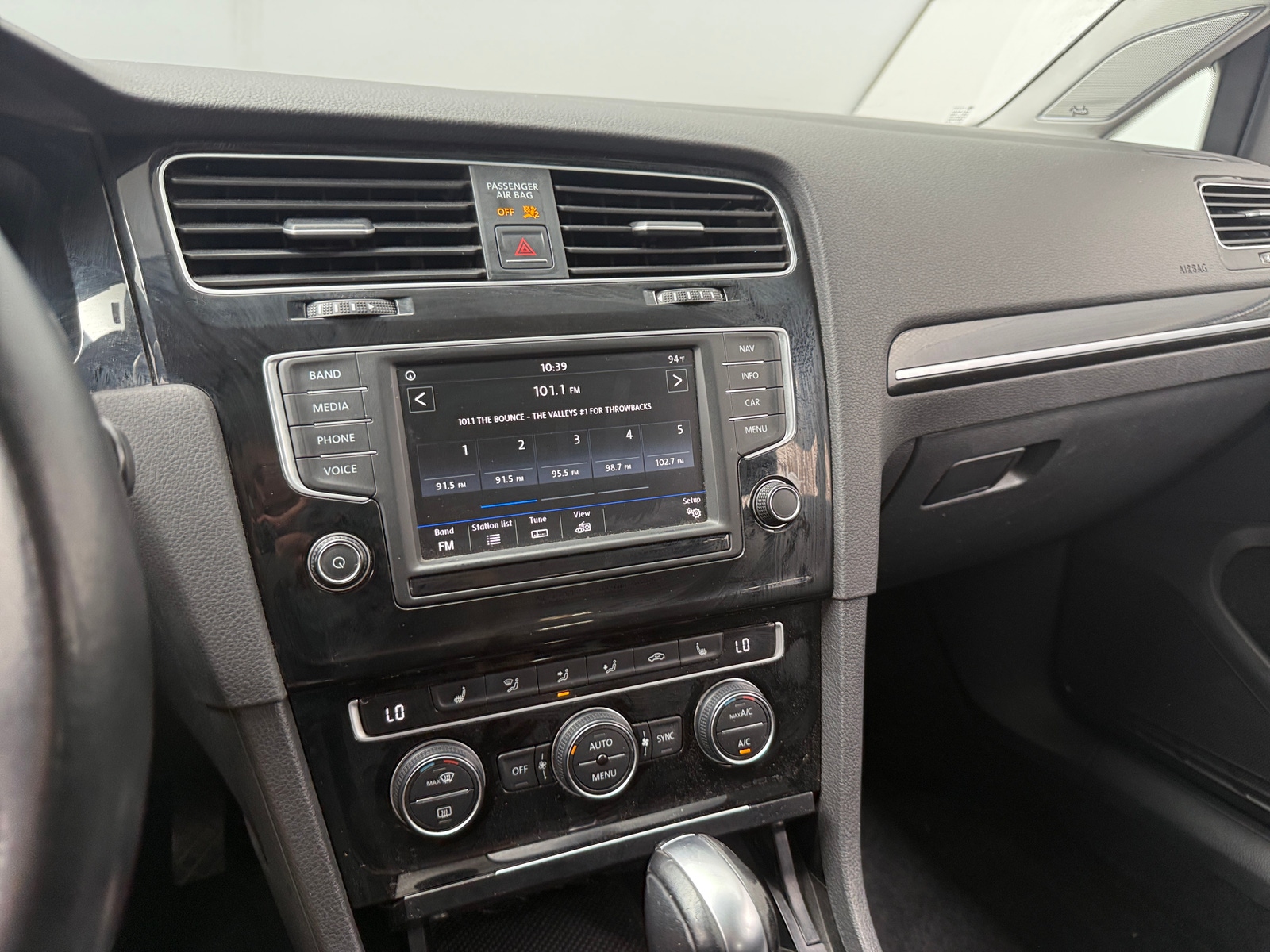 Thumbnail: 2017 Volkswagen e-Golf - 4
