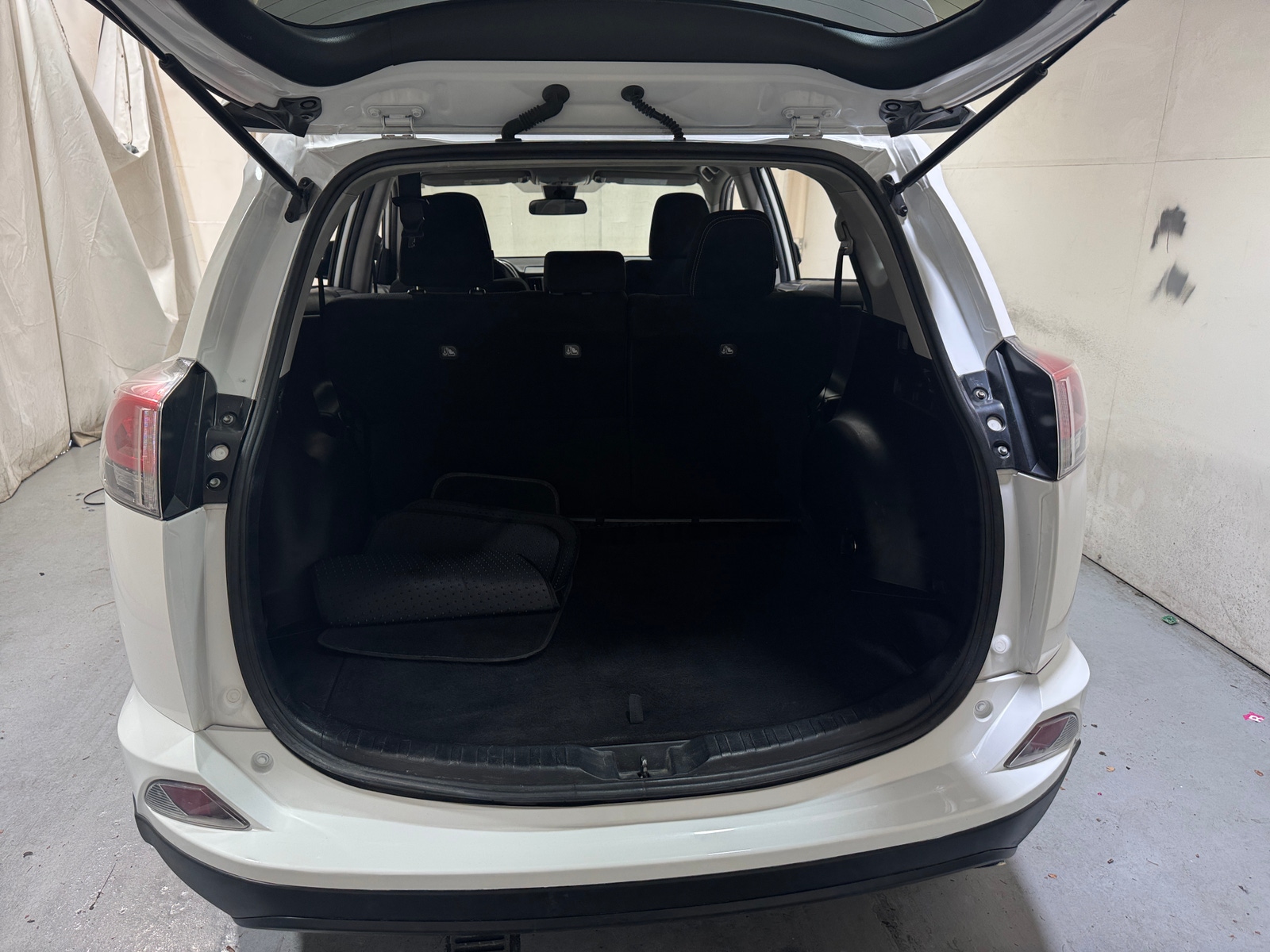 Thumbnail: 2018 Toyota RAV4 - 7