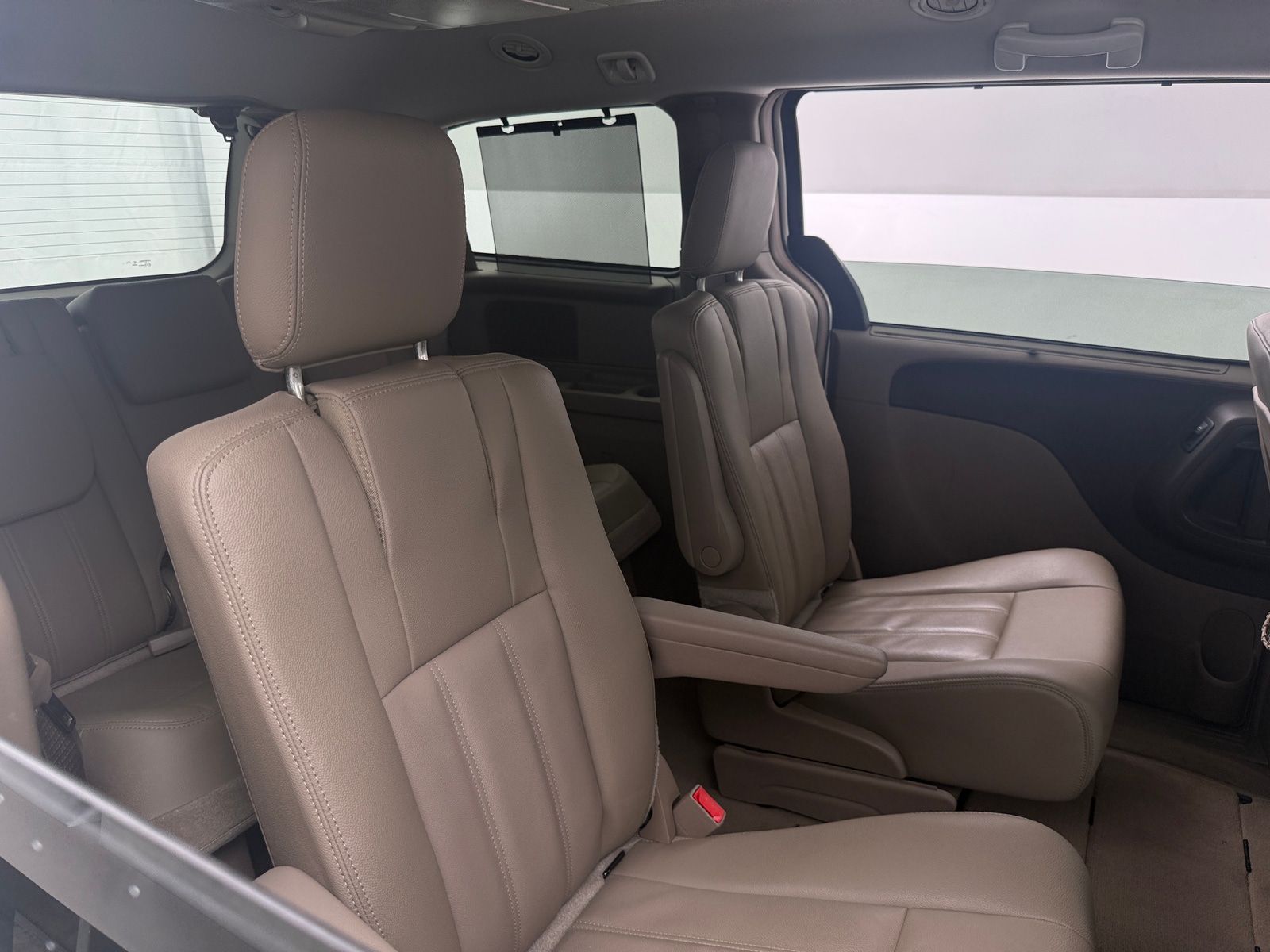 Thumbnail: 2016 Chrysler Town & Country - 5