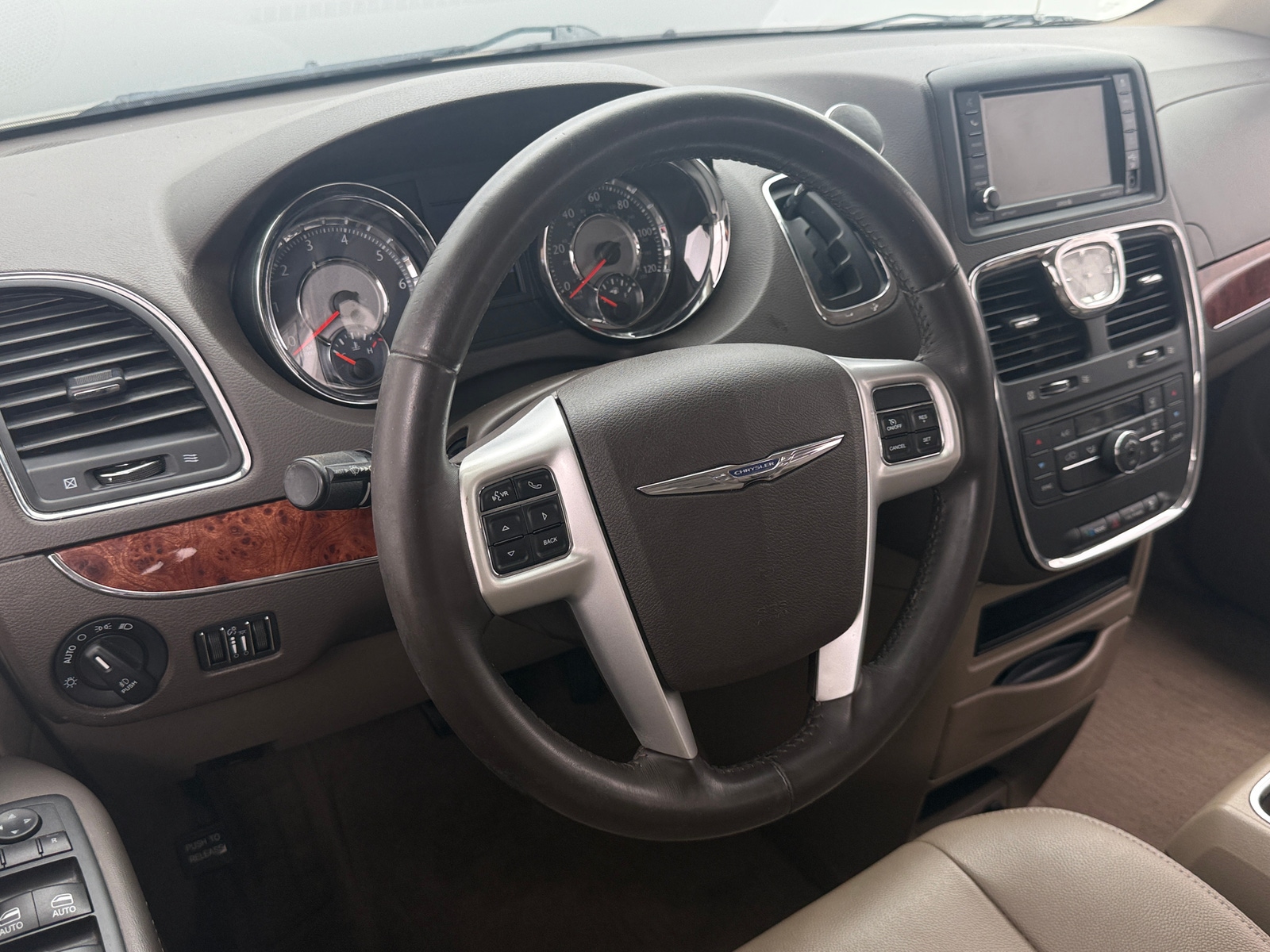 Thumbnail: 2016 Chrysler Town & Country - 4