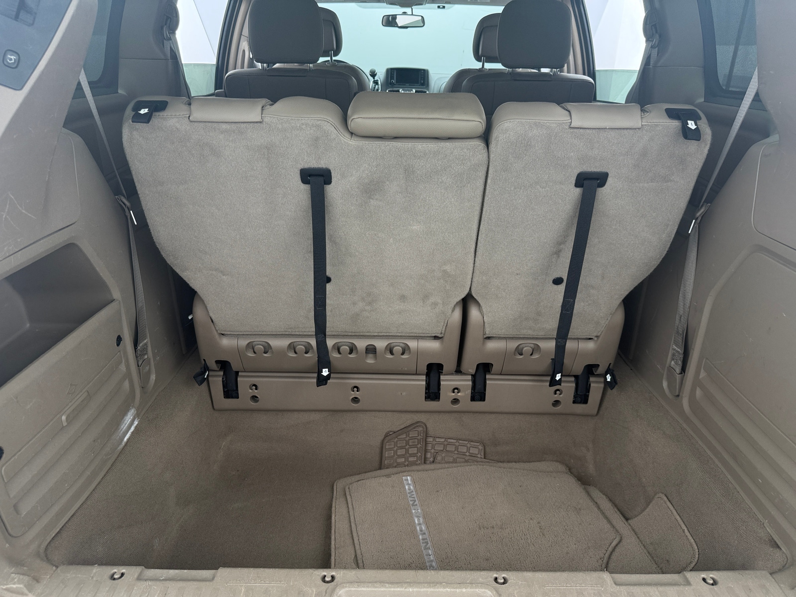 Thumbnail: 2016 Chrysler Town & Country - 6