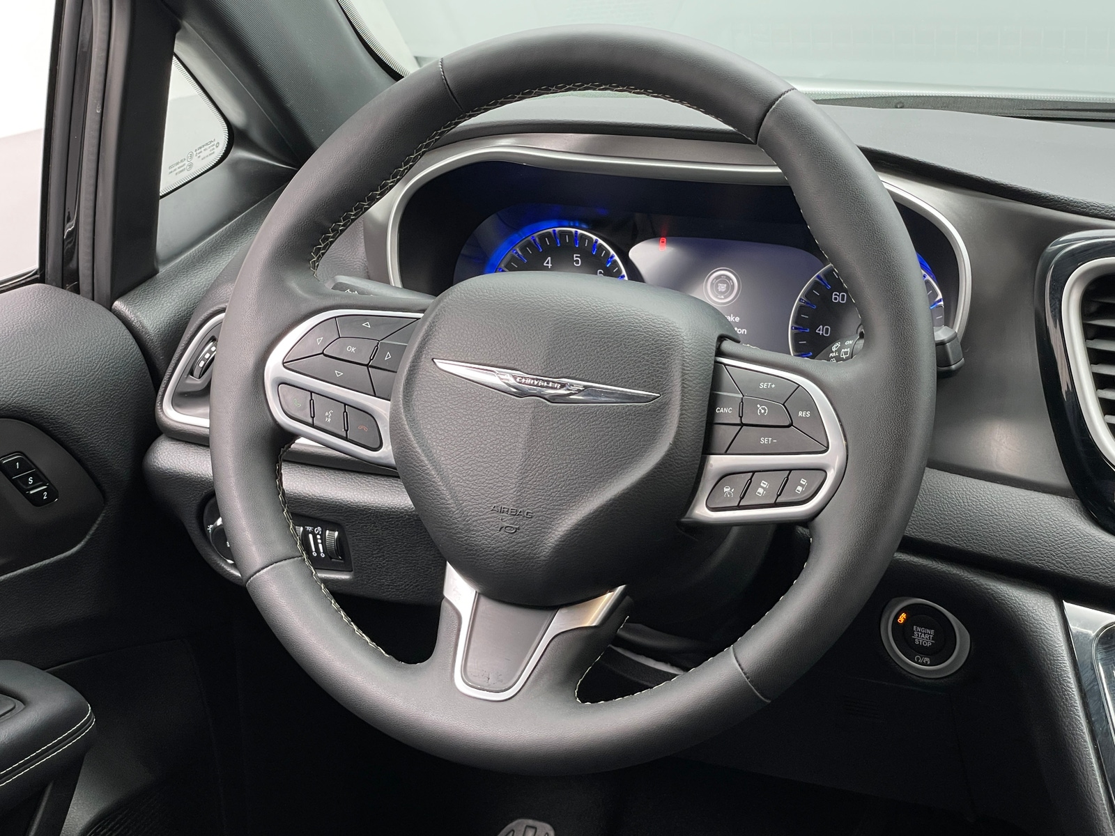 Thumbnail: 2025 Chrysler Pacifica - 4