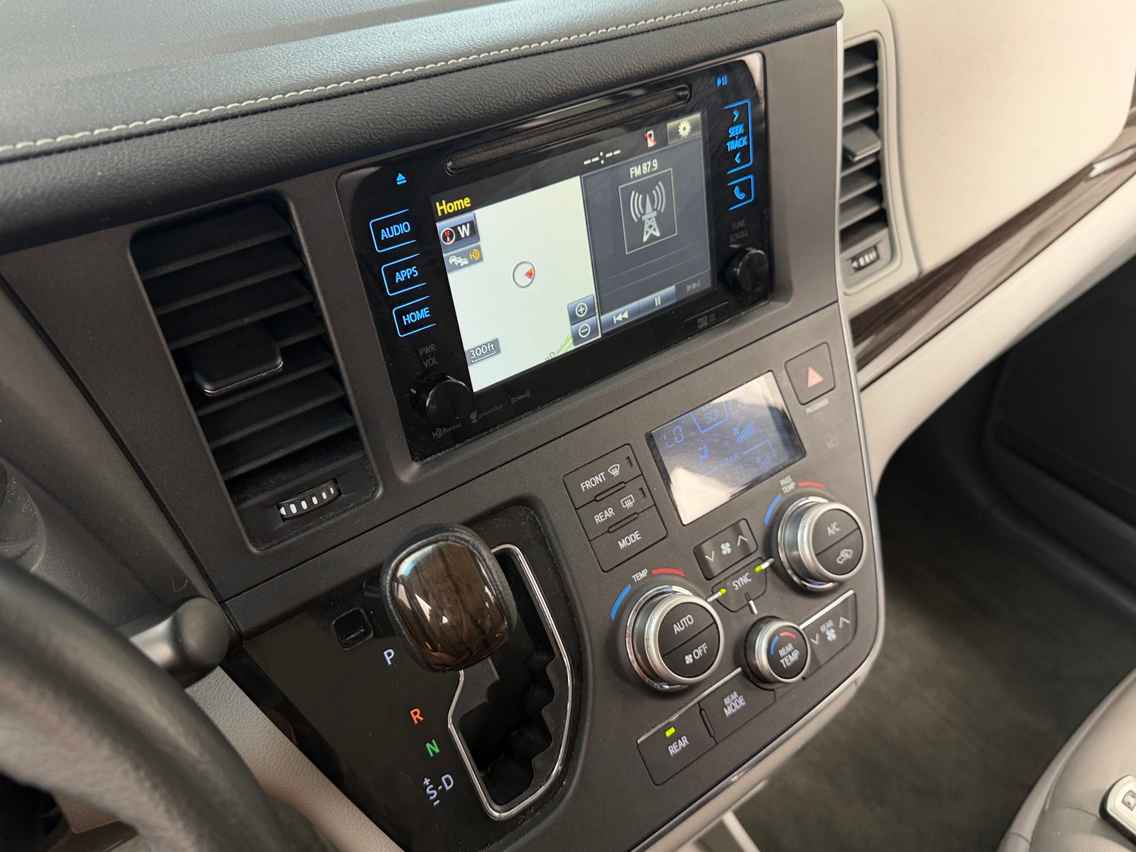 Thumbnail: 2017 Toyota Sienna - 3