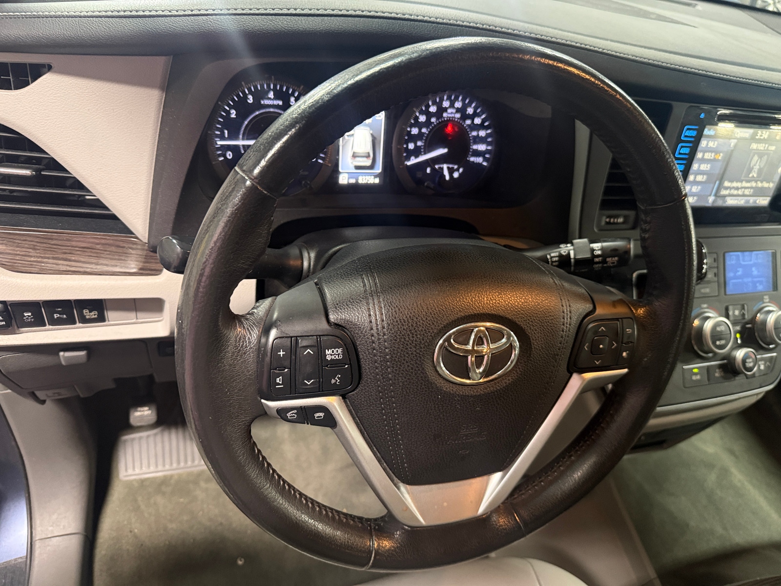 Thumbnail: 2017 Toyota Sienna - 4