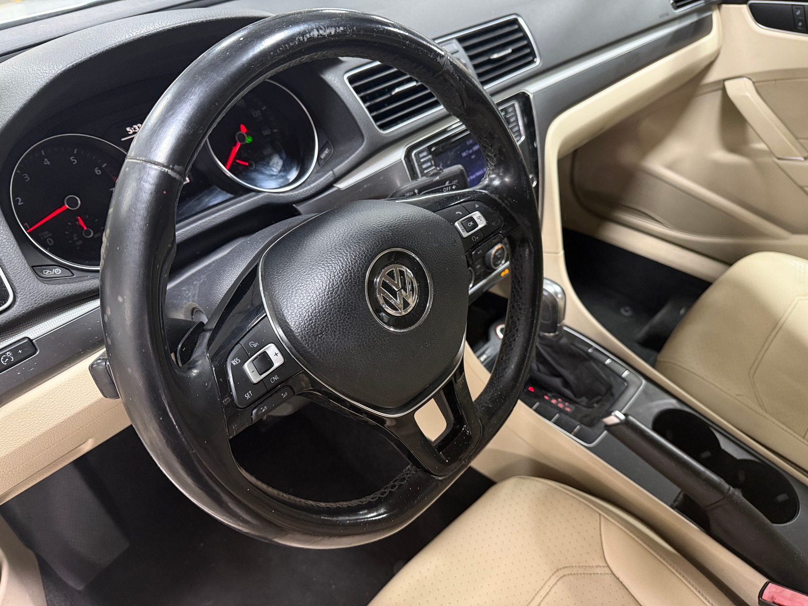 Thumbnail: 2017 Volkswagen Passat - 4