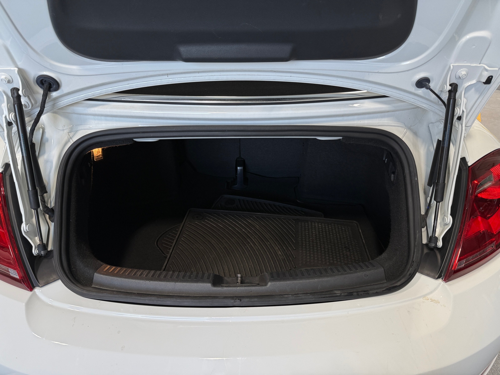 Thumbnail: 2019 Volkswagen Beetle - 7